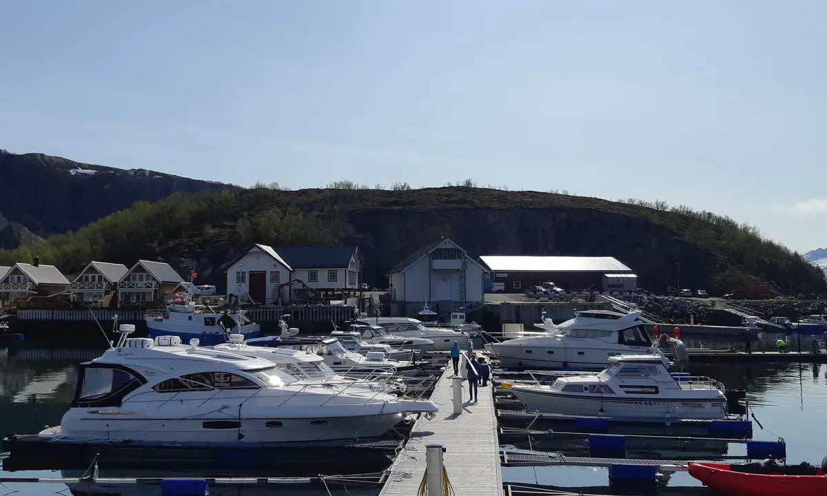 Tonnes Havn: {"base": "no", "no": "Tonna b\u00e5thavn.\r\nGjestebrygge p\u00e5 enden av brygga.", "se": "Tonna b\u00e5thamn. <br> G\u00e4stbrygga vid \u00e4nden av bryggan.", "en": "Tonna marina.<br>Guest pier at the end of the dock.", "da": "Tonna b\u00e5dehavn. G\u00e6stebro ved enden af broen."}