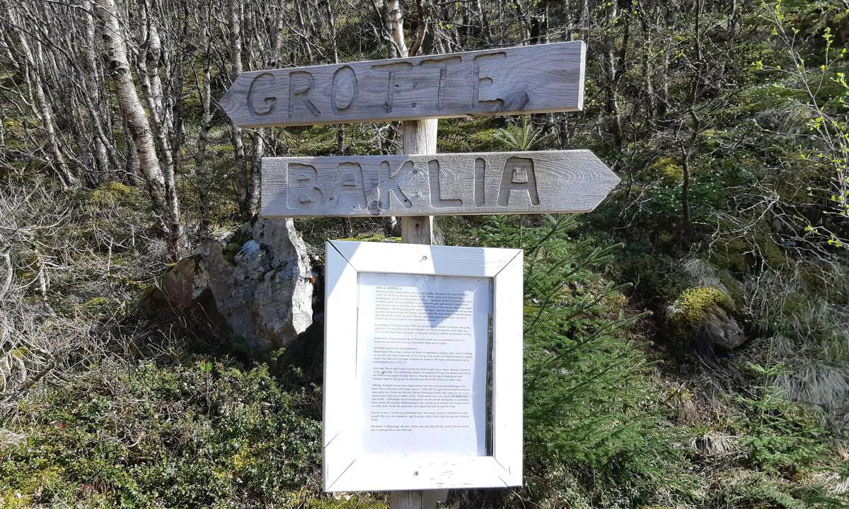 Tonnes Havn: Ca 300 meter fra hovedveien kommer du til dette skillet.
Skilt som viser retningen til Grotta og Grillhytta med litt historie vedr grotta.
Stien til grotta er litt steinete og bratt.
Veien til grillhytta og videre inn i fjellet er fin traktorvei.