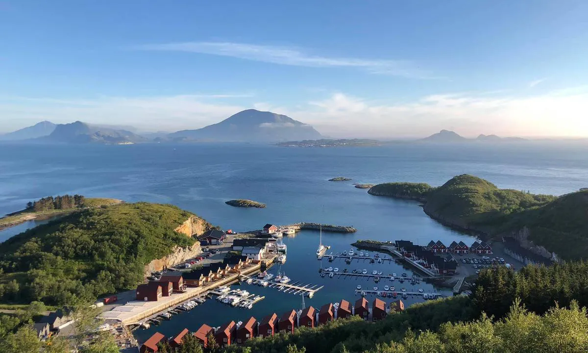 Tonnes Havn: {"base": "no", "no": "Bilde av havna fra grilhytta.", "se": "Bild av hamnen fr\u00e5n grillhytten.", "en": "Picture of the harbor from the grill hut.", "da": "Billede af havnen fra grillhytten."}