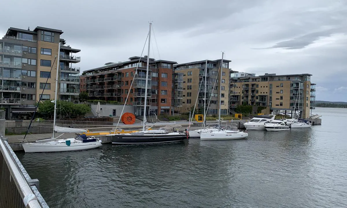 Tønsberg Gjestehavn: {"base": "no", "no": "Brygga p\u00e5 andre siden av gangbrua vist det er fullt i gjestebrygge p\u00e5 bysiden.", "se": "Bryggan p\u00e5 andra sidan av g\u00e5ngbron om det \u00e4r fullt vid g\u00e4stbryggan p\u00e5 stadssidan.", "en": "Dock on the other side of the footbridge if the guest dock on the city side is full.", "da": "Broen p\u00e5 den anden side af gangbroen, hvis der er fyldt op i g\u00e6stebroen p\u00e5 bysiden."}