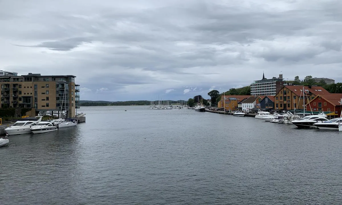 Tønsberg Gjestehavn: {"base": "no", "no": "Gjeste havna med flytebrygger i midten av bildet, Max 2 b\u00e5ter i bredden longside. Til h\u00f8yre morings plasser foran uteplasser og ekstra b\u00e5tplasser p\u00e5 venstre side av bildet. Bildet tatt fra gangbrua.", "se": "G\u00e4sthamnen med flytbryggor i mitten av bilden, max 2 b\u00e5tar i bredd l\u00e5ngsides. Till h\u00f6ger f\u00f6rt\u00f6jningsplatser framf\u00f6r uteplatser och extra b\u00e5tplatser p\u00e5 v\u00e4nster sida av bilden. Bilden tagen fr\u00e5n g\u00e5ngbron.", "en": "Guest harbor with floating docks in the center of the picture, Max 2 boats side by side alongside. To the right, mooring spots in front of outdoor seating areas and additional boat spots on the left side of the picture. The picture was taken from the footbridge.", "da": "G\u00e6stehavnen med flydebroer i midten af billedet, Maks 2 b\u00e5de i bredden langside. Til h\u00f8jre moringspladser foran udend\u00f8rspladser og ekstra b\u00e5dpladser p\u00e5 venstre side af billedet. Billedet taget fra gangbroen."}