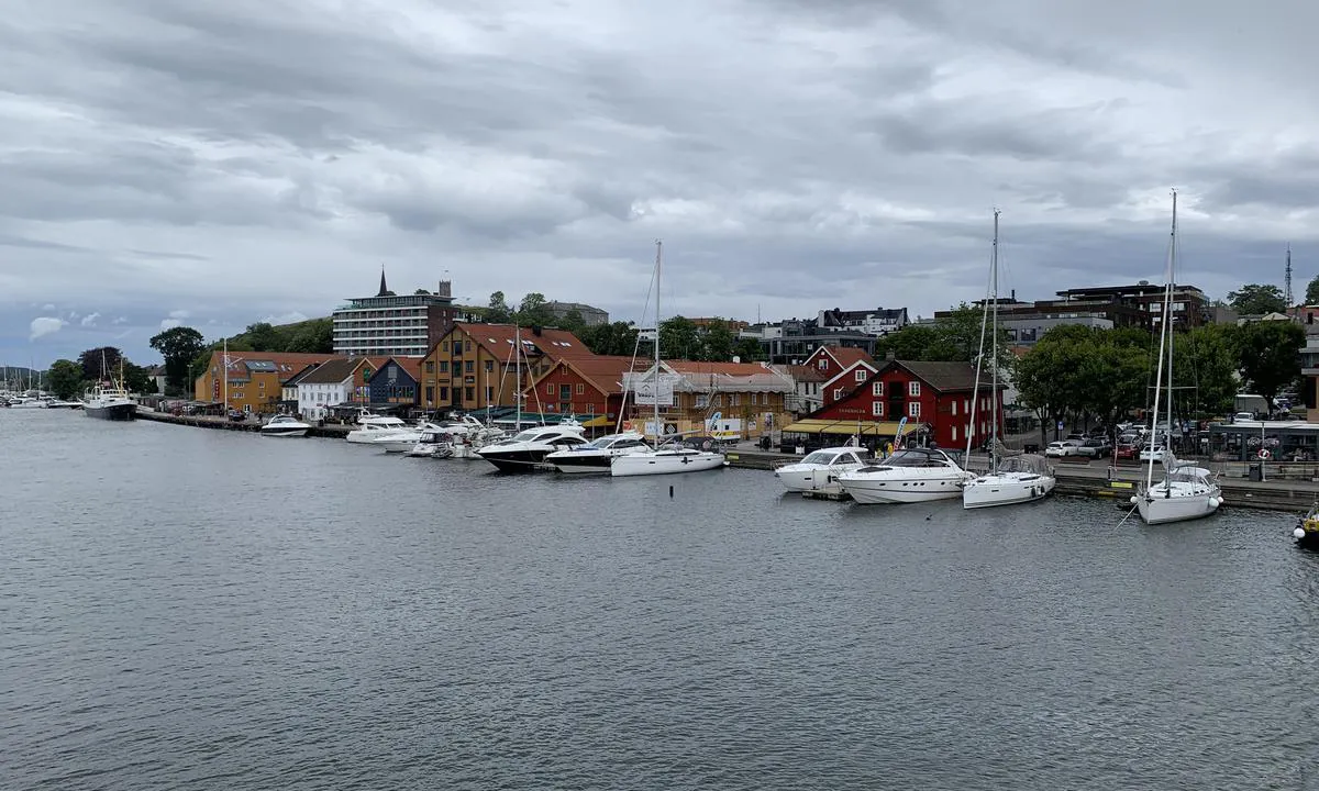 Brygga i Tønsberg: {"base": "no", "no": "Plasser forran utesteder noe st\u00f8y, fort\u00f8yning med moring.", "se": "Platser framf\u00f6r utest\u00e4llen n\u00e5got buller, f\u00f6rt\u00f6jning med boj.", "en": "Places in front of nightlife spots may have some noise, mooring with a mooring line.", "da": "Pladser foran udesteder, noget st\u00f8j, fort\u00f8jning med moring."}