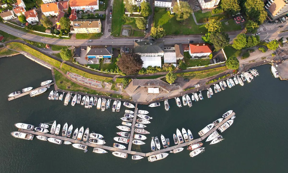 Tønsberg Gjestehavn: {"base": "no", "no": "Godt med plass for store og sm\u00e5. Selv om man ligger langside p\u00e5 utsiden er havnen godt beskyttet", "se": "Gott om plats f\u00f6r stora och sm\u00e5. \u00c4ven om man ligger l\u00e5ngsides p\u00e5 utsidan \u00e4r hamnen v\u00e4l skyddad", "en": "Plenty of space for both large and small vessels. Even when lying broadside on the outside, the harbor is well protected.", "da": "Godt med plads til store og sm\u00e5. Selv hvis man ligger langside p\u00e5 ydersiden, er havnen godt beskyttet", "fr": "Bien d'espace pour les grands et les petits. M\u00eame si l'on est amarr\u00e9 \u00e0 couple \u00e0 l'ext\u00e9rieur, le port est bien prot\u00e9g\u00e9.", "de": "Gut Platz f\u00fcr Gro\u00dfe und Kleine. Selbst wenn man l\u00e4ngsseits an der Au\u00dfenseite liegt, ist der Hafen gut gesch\u00fctzt.", "es": "Buen espacio para grandes y peque\u00f1os. Aunque se est\u00e9 de costado en el exterior, el puerto est\u00e1 bien protegido.", "it": "Buono spazio per grandi e piccoli. Anche se si \u00e8 ormeggiati lateralmente all'esterno, il porto \u00e8 ben protetto.", "pt": "H\u00e1 muito espa\u00e7o para grandes e pequenos. Mesmo que se esteja atracado ao longo do lado de fora, o porto est\u00e1 bem protegido.", "nl": "Goed met ruimte voor groot en klein. Zelfs als men langszij ligt aan de buitenkant is de haven goed beschermd.", "pl": "Du\u017co miejsca dla du\u017cych i ma\u0142ych. Nawet je\u015bli cumujesz d\u0142ugim bokiem na zewn\u0105trz, port jest dobrze chroniony.", "uk": "\u0414\u043e\u0441\u0442\u0430\u0442\u043d\u044c\u043e \u043c\u0456\u0441\u0446\u044f \u0434\u043b\u044f \u0432\u0435\u043b\u0438\u043a\u0438\u0445 \u0456 \u043c\u0430\u043b\u0438\u0445 \u0441\u0443\u0434\u0435\u043d. \u041d\u0430\u0432\u0456\u0442\u044c \u044f\u043a\u0449\u043e \u0441\u0442\u043e\u044f\u0442\u0438 \u0431\u043e\u0440\u0442\u043e\u043c \u0434\u043e \u0431\u0435\u0440\u0435\u0433\u0430 \u0437\u0437\u043e\u0432\u043d\u0456, \u0433\u0430\u0432\u0430\u043d\u044c \u0434\u043e\u0431\u0440\u0435 \u0437\u0430\u0445\u0438\u0449\u0435\u043d\u0430", "ro": "Spa\u021biu suficient pentru mari \u0219i mici. Chiar dac\u0103 se st\u0103 de-a lungul pere\u021bilor pe partea exterioar\u0103, portul este bine protejat", "tr": "B\u00fcy\u00fck ve k\u00fc\u00e7\u00fck tekneler i\u00e7in bolca yer var. D\u0131\u015f tarafta yan yana ba\u011flansan\u0131z bile liman iyi korunmaktad\u0131r.", "el": "\u0386\u03c6\u03b8\u03bf\u03bd\u03bf\u03c2 \u03c7\u03ce\u03c1\u03bf\u03c2 \u03b3\u03b9\u03b1 \u03bc\u03b5\u03b3\u03ac\u03bb\u03bf\u03c5\u03c2 \u03ba\u03b1\u03b9 \u03bc\u03b9\u03ba\u03c1\u03bf\u03cd\u03c2. \u0391\u03bd \u03ba\u03b1\u03b9 \u03b5\u03af\u03bd\u03b1\u03b9 \u03b1\u03b3\u03ba\u03c5\u03c1\u03bf\u03b2\u03bf\u03bb\u03b7\u03bc\u03ad\u03bd\u03bf \u03c0\u03b1\u03c1\u03b1\u03c0\u03bb\u03b5\u03cd\u03c1\u03c9\u03c2 \u03c3\u03c4\u03bf \u03b5\u03be\u03c9\u03c4\u03b5\u03c1\u03b9\u03ba\u03cc, \u03c4\u03bf \u03bb\u03b9\u03bc\u03ac\u03bd\u03b9 \u03b5\u03af\u03bd\u03b1\u03b9 \u03ba\u03b1\u03bb\u03ac \u03c0\u03c1\u03bf\u03c3\u03c4\u03b1\u03c4\u03b5\u03c5\u03bc\u03ad\u03bd\u03bf.", "cs": "Dostatek m\u00edsta pro velk\u00e9 i mal\u00e9. P\u0159esto\u017ee kotv\u00edte bokem na vn\u011bj\u0161\u00ed stran\u011b, je p\u0159\u00edstav dob\u0159e chr\u00e1n\u011bn\u00fd.", "hu": "J\u00f3l van ell\u00e1tva helyekkel nagyoknak \u00e9s kicsiknek. M\u00e9g ha a k\u00fcls\u0151 oldalon oldalazva fekszik is, a kik\u00f6t\u0151 j\u00f3l v\u00e9dett.", "fi": "Hyvin tilaa suurille ja pienille. Vaikka laituri olisi kyljitt\u00e4in ulkopuolella, satama on hyvin suojattu", "bg": "\u0414\u043e\u0431\u0440\u0435 \u0438\u043c\u0430 \u043c\u044f\u0441\u0442\u043e \u0437\u0430 \u0433\u043e\u043b\u0435\u043c\u0438 \u0438 \u043c\u0430\u043b\u043a\u0438. \u0414\u043e\u0440\u0438 \u0430\u043a\u043e \u0441\u0442\u043e\u0438\u0442\u0435 \u043d\u0430 \u0434\u044a\u043b\u0433\u0430\u0442\u0430 \u0441\u0442\u0440\u0430\u043d\u0430 \u043e\u0442\u0432\u044a\u043d, \u043f\u0440\u0438\u0441\u0442\u0430\u043d\u0438\u0449\u0435\u0442\u043e \u0435 \u0434\u043e\u0431\u0440\u0435 \u0437\u0430\u0449\u0438\u0442\u0435\u043d\u043e.", "sr": "Dovoljno prostora za velike i male. Iako se \u010damci ve\u017eu lan\u010dano sa spoljne strane, luka je dobro za\u0161ti\u0107ena.", "et": "Palju ruumi nii suurtele kui v\u00e4ikestele. Kuigi kai \u00e4\u00e4res olles, on sadam h\u00e4sti kaitstud.", "lv": "Daudz vietas gan lieliem, gan maziem. Pat ja piemojaties gar s\u0101nu \u0101rpus\u0113, osta ir labi aizsarg\u0101ta", "lt": "Daug vietos dideliems ir ma\u017eiems laivams. Net ir stovint i\u0161or\u0117je i\u0161ilgai, uostas yra gerai apsaugotas"}