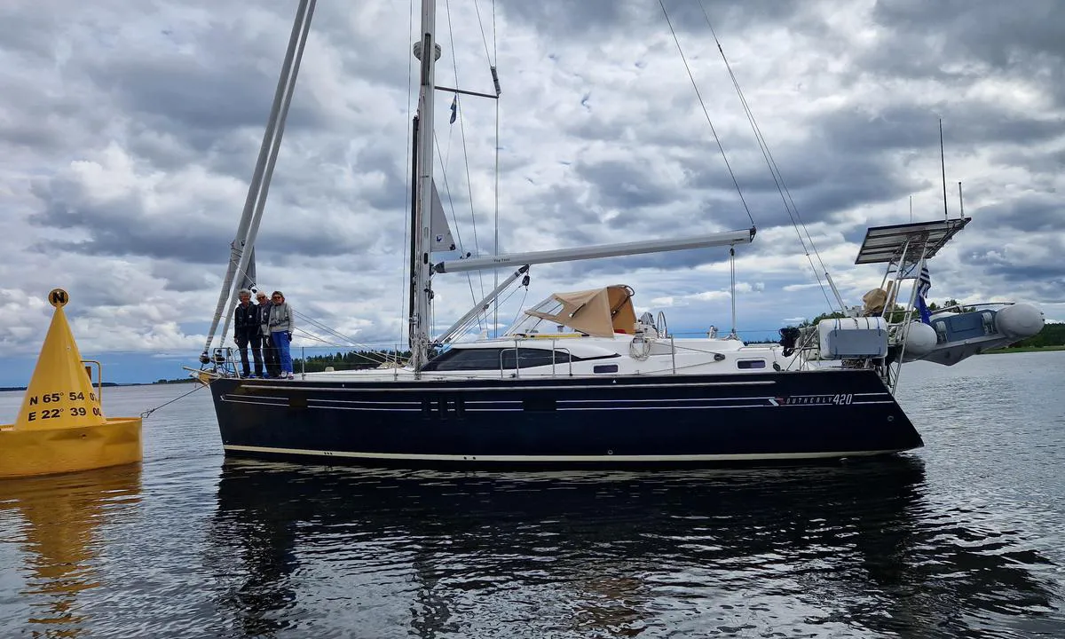 Törehamn: {"base": "en", "no": "Tradisjonen er \u00e5 binde seg til b\u00f8ya for \u00e5 ta et bilde. Du m\u00e5 finne en vennlig b\u00e5t for \u00e5 f\u00e5 hele mannskapet med p\u00e5 et enkelt bilde. Du kan ogs\u00e5 klatre p\u00e5 b\u00f8ya for bildet.", "se": "Traditionen \u00e4r att knyta p\u00e5 bojen f\u00f6r att ta ett foto. Du beh\u00f6ver hitta en v\u00e4nlig b\u00e5t f\u00f6r att f\u00e5 hela bes\u00e4ttningen p\u00e5 en enda bild. Du kan ocks\u00e5 kl\u00e4ttra upp p\u00e5 bojen f\u00f6r fotot.", "en": "Tradition is to tie on the buoy to make a photo. You need to find a friendly boat to get all the crew on a single shot.\r\nYou can also climb on the buoy for the photo.", "da": "Traditionen er at binde til b\u00f8jen for at tage et foto. Du skal finde en venlig b\u00e5d for at f\u00e5 hele bes\u00e6tningen med p\u00e5 \u00e9t billede.<br>Du kan ogs\u00e5 klatre op p\u00e5 b\u00f8jen til fotoet.", "fr": "La tradition est de s'amarrer \u00e0 la bou\u00e9e pour prendre une photo. Vous devez trouver un bateau sympathique pour obtenir tout l'\u00e9quipage sur une seule prise. Vous pouvez \u00e9galement grimper sur la bou\u00e9e pour la photo.", "de": "Es ist Tradition, sich an der Boje festzubinden, um ein Foto zu machen. Sie m\u00fcssen ein freundliches Boot finden, um die gesamte Crew auf ein einziges Foto zu bekommen.<br>Sie k\u00f6nnen auch auf die Boje klettern, um das Foto zu machen.", "es": "La tradici\u00f3n es amarrar a la boya para tomar una foto. Necesitas encontrar un barco amigable para que toda la tripulaci\u00f3n salga en una sola toma. Tambi\u00e9n puedes subirte a la boya para la foto.", "it": "La tradizione vuole che ci si leghi alla boa per fare una foto. Bisogna trovare una barca amica per fare una foto di tutto l'equipaggio insieme. Si pu\u00f2 anche salire sulla boa per la foto.", "pt": "A tradi\u00e7\u00e3o \u00e9 amarrar na b\u00f3ia para tirar uma foto. Voc\u00ea precisa encontrar um barco amig\u00e1vel para colocar toda a tripula\u00e7\u00e3o em uma \u00fanica foto.<br/>Voc\u00ea tamb\u00e9m pode subir na b\u00f3ia para a foto.", "nl": "Traditie is om aan de boei vast te maken voor een foto. Je moet een vriendelijke boot vinden om de hele bemanning op \u00e9\u00e9n foto te krijgen. Je kunt ook op de boei klimmen voor de foto.", "pl": "Tradycj\u0105 jest przypi\u0105\u0107 si\u0119 do boi, aby zrobi\u0107 zdj\u0119cie. Musisz znale\u017a\u0107 przyjazn\u0105 \u0142\u00f3d\u017a, aby ca\u0142a za\u0142oga znalaz\u0142a si\u0119 na jednym zdj\u0119ciu. Mo\u017cesz tak\u017ce wspi\u0105\u0107 si\u0119 na boj\u0119 do zdj\u0119cia.", "uk": "\u0422\u0440\u0430\u0434\u0438\u0446\u0456\u044f \u043f\u043e\u043b\u044f\u0433\u0430\u0454 \u0432 \u0442\u043e\u043c\u0443, \u0449\u043e\u0431 \u043f\u0440\u0438\u0432'\u044f\u0437\u0430\u0442\u0438\u0441\u044f \u0434\u043e \u0431\u0443\u044f \u0434\u043b\u044f \u0444\u043e\u0442\u043e\u0433\u0440\u0430\u0444\u0456\u0457. \u0412\u0430\u043c \u043f\u043e\u0442\u0440\u0456\u0431\u043d\u043e \u0437\u043d\u0430\u0439\u0442\u0438 \u0434\u0440\u0443\u0436\u043d\u0456\u0439 \u0447\u043e\u0432\u0435\u043d, \u0449\u043e\u0431 \u0437\u043d\u044f\u0442\u0438 \u0432\u0441\u044e \u043a\u043e\u043c\u0430\u043d\u0434\u0443 \u043d\u0430 \u043e\u0434\u043d\u043e\u043c\u0443 \u043a\u0430\u0434\u0440\u0456. \u0412\u0438 \u0442\u0430\u043a\u043e\u0436 \u043c\u043e\u0436\u0435\u0442\u0435 \u0437\u0430\u043b\u0456\u0437\u0442\u0438 \u043d\u0430 \u0431\u0443\u0439 \u0434\u043b\u044f \u0444\u043e\u0442\u043e\u0433\u0440\u0430\u0444\u0456\u0457.", "ro": "Tradi\u021bia este s\u0103 te legi de geamandur\u0103 pentru a face o fotografie. Trebuie s\u0103 g\u0103se\u0219ti o barc\u0103 prietenoas\u0103 pentru a avea tot echipajul \u00eentr-o singur\u0103 fotografie. De asemenea, po\u021bi urca pe geamandur\u0103 pentru fotografie.", "tr": "Gelenek, foto\u011fraf \u00e7ekmek i\u00e7in \u015famand\u0131raya ba\u011flanmakt\u0131r. T\u00fcm m\u00fcrettebat\u0131 tek bir kareye s\u0131\u011fd\u0131rmak i\u00e7in dost canl\u0131s\u0131 bir tekne bulmal\u0131s\u0131n\u0131z. Foto\u011fraf i\u00e7in \u015famand\u0131raya da t\u0131rmanabilirsiniz.", "el": "\u0397 \u03c0\u03b1\u03c1\u03ac\u03b4\u03bf\u03c3\u03b7 \u03b5\u03af\u03bd\u03b1\u03b9 \u03bd\u03b1 \u03b4\u03ad\u03bd\u03b5\u03c4\u03b5 \u03c3\u03c4\u03b7\u03bd \u03c3\u03b7\u03bc\u03b1\u03b4\u03bf\u03cd\u03c1\u03b1 \u03b3\u03b9\u03b1 \u03bd\u03b1 \u03b2\u03b3\u03ac\u03bb\u03b5\u03c4\u03b5 \u03bc\u03b9\u03b1 \u03c6\u03c9\u03c4\u03bf\u03b3\u03c1\u03b1\u03c6\u03af\u03b1. \u03a7\u03c1\u03b5\u03b9\u03ac\u03b6\u03b5\u03c3\u03c4\u03b5 \u03bd\u03b1 \u03b2\u03c1\u03b5\u03af\u03c4\u03b5 \u03ad\u03bd\u03b1 \u03c6\u03b9\u03bb\u03b9\u03ba\u03cc \u03c3\u03ba\u03ac\u03c6\u03bf\u03c2 \u03b3\u03b9\u03b1 \u03bd\u03b1 \u03b2\u03b3\u03ac\u03bb\u03b5\u03c4\u03b5 \u03cc\u03bb\u03bf \u03c4\u03bf \u03c0\u03bb\u03ae\u03c1\u03c9\u03bc\u03b1 \u03c3\u03b5 \u03bc\u03af\u03b1 \u03bb\u03ae\u03c8\u03b7. \u039c\u03c0\u03bf\u03c1\u03b5\u03af\u03c4\u03b5 \u03b5\u03c0\u03af\u03c3\u03b7\u03c2 \u03bd\u03b1 \u03c3\u03ba\u03b1\u03c1\u03c6\u03b1\u03bb\u03ce\u03c3\u03b5\u03c4\u03b5 \u03c3\u03c4\u03b7 \u03c3\u03b7\u03bc\u03b1\u03b4\u03bf\u03cd\u03c1\u03b1 \u03b3\u03b9\u03b1 \u03c4\u03b7 \u03c6\u03c9\u03c4\u03bf\u03b3\u03c1\u03b1\u03c6\u03af\u03b1.", "cs": "Tradic\u00ed je uv\u00e1zat se k b\u00f3ji, aby se ud\u011blala fotka. Pot\u0159ebujete naj\u00edt p\u0159\u00e1telskou lo\u010f, aby se v\u0161ichni \u010dlenov\u00e9 pos\u00e1dky dostali na jeden sn\u00edmek. Tak\u00e9 m\u016f\u017eete vyl\u00e9zt na b\u00f3ji pro fotku.", "hu": "Hagyom\u00e1ny a b\u00f3j\u00e1ra k\u00f6tni, hogy f\u00e9nyk\u00e9pet k\u00e9sz\u00edtsenek. Meg kell tal\u00e1lni egy bar\u00e1ts\u00e1gos haj\u00f3t, hogy az eg\u00e9sz leg\u00e9nys\u00e9gr\u0151l egyetlen felv\u00e9tel k\u00e9sz\u00fclj\u00f6n. Fel is m\u00e1szhatsz a b\u00f3j\u00e1ra a f\u00e9nyk\u00e9phez.", "fi": "Perinteen\u00e4 on kiinnitt\u00e4\u00e4 poijuun, jotta voi ottaa kuvan. Sinun t\u00e4ytyy l\u00f6yt\u00e4\u00e4 yst\u00e4v\u00e4llinen vene, jotta saat koko miehist\u00f6n yhteen kuvaan. Voit my\u00f6s kiivet\u00e4 poijulle valokuvaa varten.", "bg": "\u0422\u0440\u0430\u0434\u0438\u0446\u0438\u044f \u0435 \u0434\u0430 \u0441\u0435 \u0437\u0430\u0432\u044a\u0440\u0436\u0435\u0442\u0435 \u0437\u0430 \u0448\u0430\u043c\u0430\u043d\u0434\u0443\u0440\u0430\u0442\u0430, \u0437\u0430 \u0434\u0430 \u043d\u0430\u043f\u0440\u0430\u0432\u0438\u0442\u0435 \u0441\u043d\u0438\u043c\u043a\u0430. \u0422\u0440\u044f\u0431\u0432\u0430 \u0434\u0430 \u043d\u0430\u043c\u0435\u0440\u0438\u0442\u0435 \u043f\u0440\u0438\u044f\u0442\u0435\u043b\u0441\u043a\u0438 \u043d\u0430\u0441\u0442\u0440\u043e\u0435\u043d\u0430 \u043b\u043e\u0434\u043a\u0430, \u0437\u0430 \u0434\u0430 \u0441\u044a\u0431\u0435\u0440\u0435\u0442\u0435 \u0446\u0435\u043b\u0438\u044f \u0435\u043a\u0438\u043f\u0430\u0436 \u043d\u0430 \u0435\u0434\u043d\u0430 \u0441\u043d\u0438\u043c\u043a\u0430. \u041c\u043e\u0436\u0435\u0442\u0435 \u0441\u044a\u0449\u043e \u0442\u0430\u043a\u0430 \u0434\u0430 \u0441\u0435 \u0438\u0437\u043a\u0430\u0447\u0438\u0442\u0435 \u043d\u0430 \u0448\u0430\u043c\u0430\u043d\u0434\u0443\u0440\u0430\u0442\u0430 \u0437\u0430 \u0441\u043d\u0438\u043c\u043a\u0430\u0442\u0430.", "sr": "Tradicija je vezati se za bovu kako biste napravili fotografiju. Potrebno je prona\u0107i prijateljski brod kako bi svi \u010dlanovi posade stali na jednu fotografiju. Tako\u0111e mo\u017eete da se popnete na bovu za fotografisanje.", "et": "Traditsiooniks on teha poiga pilt. Teil on vaja leida s\u00f5bralik paat, et saada kogu meeskond \u00fchele fotole. V\u00f5ite ka poil ronida, et teha foto.", "lv": "Trad\u012bcija ir piesieties pie bojas, lai uz\u0146emtu fotoatt\u0113lu. Jums j\u0101samekl\u0113 draudz\u012bgs ku\u0123is, lai visa komanda var\u0113tu b\u016bt vien\u0101 kadr\u0101. J\u016bs varat ar\u012b uzk\u0101pt uz bojas, lai uz\u0146emtu fotoatt\u0113lu.", "lt": "Tradici\u0161kai reikia priri\u0161ti laiv\u0105 prie pl\u016bduro, kad nusifotografuotum\u0117te. Reikia rasti draugi\u0161k\u0105 laiv\u0105, kad vis\u0105 \u012fgul\u0105 matyt\u0173 vienoje fotografijoje. Taip pat galite u\u017elipti ant pl\u016bduro d\u0117l nuotraukos."}