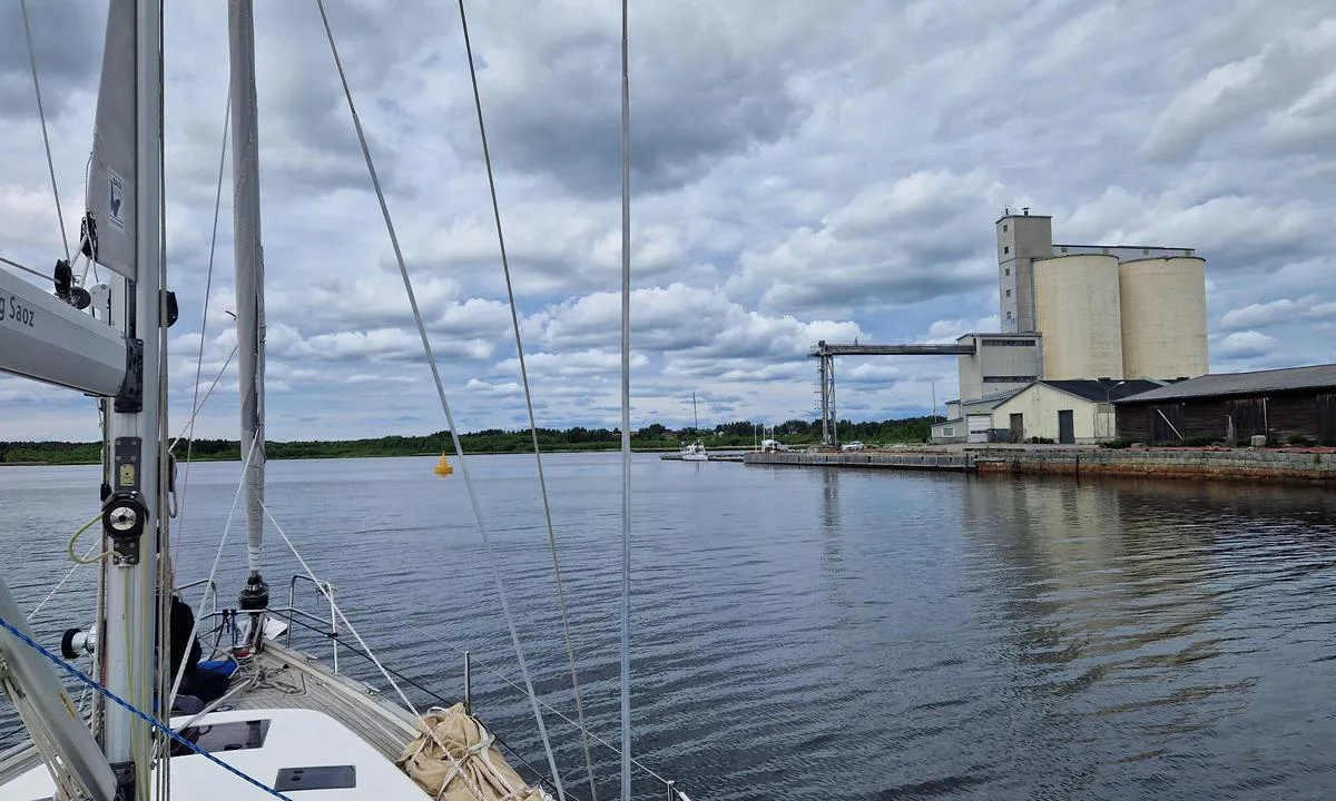 Törehamn: {"base": "en", "no": "Ankomst til T\u00f6re. Du vil legge merke til siloen og den gule b\u00f8yen. Dybden er 2,5m i hele havneomr\u00e5det. Den avtar raskt etter dette.<br/>Som gjest fort\u00f8yer du p\u00e5 utsiden av flytebryggen.", "se": "Ankomst till T\u00f6re. Du kommer att m\u00e4rka silon och den gula bojen. Djupet \u00e4r 2,5 m i hela hamnomr\u00e5det. Det minskar snabbt d\u00e4refter.<br/>Som g\u00e4st f\u00f6rt\u00f6jer du vid yttre pontonen.", "en": "Arriving in T\u00f6re. The will notice the Silo and the yellow buoy. The depth is 2.5m up in all the harbour zone. It reduces quickly after.\r\nAs guest you tie on the outside pontoon.", "da": "Ankommer til T\u00f6re. Du vil bem\u00e6rke siloen og den gule b\u00f8je. Dybden er 2,5m i hele havneomr\u00e5det. Den aftager hurtigt derefter. Som g\u00e6st fort\u00f8jer du ved ydersiden af pontonen.", "fr": "Arriv\u00e9e \u00e0 T\u00f6re. Vous remarquerez le silo et la bou\u00e9e jaune. La profondeur est de 2,5m dans toute la zone du port. Elle diminue rapidement par la suite. En tant qu'invit\u00e9, vous vous amarrerez au ponton ext\u00e9rieur.", "de": "Ankunft in T\u00f6re. Sie werden das Silo und die gelbe Boje bemerken. Die Tiefe betr\u00e4gt im gesamten Hafenbereich 2,5 m. Danach nimmt sie schnell ab. Als Gast legen Sie am Au\u00dfenpontoon an.", "es": "Llegando a T\u00f6re. Notar\u00e1 el silo y la boya amarilla. La profundidad es de 2,5 m en toda la zona del puerto. Se reduce r\u00e1pidamente despu\u00e9s.<br>Como invitado, amarre en el pont\u00f3n exterior.", "it": "Arrivando a T\u00f6re. Noterai il Silo e la boa gialla. La profondit\u00e0 \u00e8 di 2,5m in tutta la zona del porto. Si riduce rapidamente dopo.<br>Come ospite, ti ormeggi sul pontile esterno.", "pt": "Chegando em T\u00f6re. Voc\u00ea ver\u00e1 o Silo e a boia amarela. A profundidade \u00e9 de 2.5m em toda a zona do porto. Ela reduz rapidamente ap\u00f3s isso.<br>Como visitante, voc\u00ea deve amarrar na parte externa do pont\u00e3o.", "nl": "Aankomst in T\u00f6re. U zult de silo en de gele boei opmerken. De diepte is 2,5m in de gehele havenzone. Deze neemt snel af daarna.<br />Als gast kunt u aanleggen aan de buitenpontons.", "pl": "Przybycie do T\u00f6re. Zauwa\u017cysz silos i \u017c\u00f3\u0142t\u0105 boj\u0119. G\u0142\u0119boko\u015b\u0107 wynosi 2,5m w ca\u0142ej strefie portowej. Potem szybko si\u0119 zmniejsza.<br>Jako go\u015b\u0107 cumujesz na zewn\u0119trznym pomo\u015bcie.", "uk": "\u041f\u0440\u0438\u0431\u0443\u0442\u0442\u044f \u0432 \u0422\u044c\u043e\u0440\u0435. \u0412\u0438 \u043f\u043e\u043c\u0456\u0442\u0438\u0442\u0435 \u0441\u0438\u043b\u043e\u0441 \u0456 \u0436\u043e\u0432\u0442\u0438\u0439 \u0431\u0443\u0439. \u0413\u043b\u0438\u0431\u0438\u043d\u0430 \u0432 \u0443\u0441\u0456\u0439 \u0437\u043e\u043d\u0456 \u0433\u0430\u0432\u0430\u043d\u0456 \u0441\u0442\u0430\u043d\u043e\u0432\u0438\u0442\u044c 2,5 \u043c. \u0412\u043e\u043d\u0430 \u0448\u0432\u0438\u0434\u043a\u043e \u0437\u043c\u0435\u043d\u0448\u0443\u0454\u0442\u044c\u0441\u044f \u043f\u0456\u0441\u043b\u044f \u0446\u044c\u043e\u0433\u043e.<br>\u042f\u043a \u0433\u0456\u0441\u0442\u044c, \u0432\u0438 \u0448\u0432\u0430\u0440\u0442\u0443\u0454\u0442\u0435\u0441\u044c \u043d\u0430 \u0437\u043e\u0432\u043d\u0456\u0448\u043d\u044c\u043e\u043c\u0443 \u043f\u043e\u043d\u0442\u043e\u043d\u0456.", "ro": "Sosind \u00een T\u00f6re. Ve\u021bi observa Silo-ul \u0219i baliza galben\u0103. Ad\u00e2ncimea este de 2,5m \u00een toat\u0103 zona portului. Scade rapid dup\u0103 aceea. Ca oaspete, v\u0103 lega\u021bi la pontonul exterior.", "tr": "T\u00f6re'ye var\u0131\u015f. Siloyu ve sar\u0131 \u015famand\u0131ray\u0131 fark edeceksiniz. T\u00fcm liman b\u00f6lgesinde derinlik 2,5m'dir. Daha sonra h\u0131zla azal\u0131r. Konuk olarak d\u0131\u015f pontona ba\u011flan\u0131rs\u0131n\u0131z.", "el": "\u03a6\u03c4\u03ac\u03bd\u03bf\u03bd\u03c4\u03b1\u03c2 \u03c3\u03c4\u03b7\u03bd T\u00f6re. \u0398\u03b1 \u03c0\u03b1\u03c1\u03b1\u03c4\u03b7\u03c1\u03ae\u03c3\u03b5\u03c4\u03b5 \u03c4\u03bf \u03a3\u03b9\u03bb\u03cc \u03ba\u03b1\u03b9 \u03c4\u03b7\u03bd \u03ba\u03af\u03c4\u03c1\u03b9\u03bd\u03b7 \u03c3\u03b7\u03bc\u03b1\u03b4\u03bf\u03cd\u03c1\u03b1. \u03a4\u03bf \u03b2\u03ac\u03b8\u03bf\u03c2 \u03b5\u03af\u03bd\u03b1\u03b9 2.5\u03bc \u03c3\u03b5 \u03cc\u03bb\u03b7 \u03c4\u03b7 \u03b6\u03ce\u03bd\u03b7 \u03c4\u03bf\u03c5 \u03bb\u03b9\u03bc\u03b1\u03bd\u03b9\u03bf\u03cd. \u039c\u03b5\u03b9\u03ce\u03bd\u03b5\u03c4\u03b1\u03b9 \u03b3\u03c1\u03ae\u03b3\u03bf\u03c1\u03b1 \u03bc\u03b5\u03c4\u03ac.\n\u03a9\u03c2 \u03b5\u03c0\u03b9\u03c3\u03ba\u03ad\u03c0\u03c4\u03b5\u03c2, \u03b4\u03ad\u03bd\u03b5\u03c4\u03b5 \u03c3\u03c4\u03b7\u03bd \u03b5\u03be\u03c9\u03c4\u03b5\u03c1\u03b9\u03ba\u03ae \u03c0\u03bb\u03c9\u03c4\u03ae \u03c0\u03c1\u03bf\u03b2\u03bb\u03ae\u03c4\u03b1.", "cs": "P\u0159\u00edjezd do T\u00f6re. V\u0161imnete si sila a \u017elut\u00e9 b\u00f3je. Hloubka je a\u017e do cel\u00e9 z\u00f3ny p\u0159\u00edstavu 2,5m. Pot\u00e9 rychle kles\u00e1.<br/> Jako host\u00e9 se uv\u00e1\u017eete na venkovn\u00edm pontonu.", "hu": "\u00c9rkez\u00e9s T\u00f6re-be. \u00c9szre fogja venni a sil\u00f3t \u00e9s a s\u00e1rga b\u00f3j\u00e1t. A m\u00e9lys\u00e9g a kik\u00f6t\u0151 teljes ter\u00fclet\u00e9n 2,5 m. Ezut\u00e1n gyorsan cs\u00f6kken. Vend\u00e9gk\u00e9nt a k\u00fcls\u0151 m\u00f3l\u00f3n\u00e1l k\u00f6thet ki.", "fi": "Saapuminen T\u00f6reen. Huomaatte siilon ja keltaisen poijun. Syvyys on 2,5m koko satama-alueella. Se mataloituu nopeasti sen j\u00e4lkeen.<br>Vieraana kiinnitytte ulkolaituriin.", "bg": "\u041f\u0440\u0438\u0441\u0442\u0438\u0433\u0430\u043d\u0435 \u0432 T\u00f6re. \u0429\u0435 \u0437\u0430\u0431\u0435\u043b\u0435\u0436\u0438\u0442\u0435 \u0441\u0438\u043b\u043e\u0437\u0430 \u0438 \u0436\u044a\u043b\u0442\u0430\u0442\u0430 \u0431\u0443\u0439. \u0414\u044a\u043b\u0431\u043e\u0447\u0438\u043d\u0430\u0442\u0430 \u0435 2.5 \u043c\u0435\u0442\u0440\u0430 \u0432\u044a\u0432 \u0432\u0441\u0438\u0447\u043a\u0438 \u0437\u043e\u043d\u0438 \u043d\u0430 \u043f\u0440\u0438\u0441\u0442\u0430\u043d\u0438\u0449\u0435\u0442\u043e. \u0422\u044f \u0431\u044a\u0440\u0437\u043e \u043d\u0430\u043c\u0430\u043b\u044f\u0432\u0430 \u0441\u043b\u0435\u0434 \u0442\u043e\u0432\u0430. \u041a\u0430\u0442\u043e \u0433\u043e\u0441\u0442 \u0441\u0435 \u0432\u0440\u044a\u0437\u0432\u0430\u0442\u0435 \u043d\u0430 \u0432\u044a\u043d\u0448\u043d\u0438\u044f \u043f\u043e\u043d\u0442\u043e\u043d.", "sr": "Dolazak u T\u00f6re. Primeti\u0107ete silos i \u017eutu bovu. Dubina je 2,5m u celom podru\u010dju luke. Brzo se smanjuje nakon toga. Kao gost, privezujete se na spoljni ponton.", "et": "Saabumine T\u00f6resse. N\u00e4ete Silo ja kollast poi. S\u00fcgavus on kogu sadama piirkonnas 2,5 m. P\u00e4rast seda v\u00e4heneb see kiiresti. K\u00fclalisena seote end v\u00e4lispontooni k\u00fclge.", "lv": "Ierodoties T\u00f6re. J\u016bs paman\u012bsit Silo un dzelteno boju. Dzi\u013cums ir 2,5m vis\u0101 ostas zon\u0101. Tas \u0101tri samazin\u0101s p\u0113c tam. K\u0101 viesis j\u016bs pietauvojat \u0101r\u0113j\u0101 ponton\u0101.", "lt": "Atvykimas \u012f T\u00f6re. J\u016bs pasteb\u0117site Silo ir gelton\u0105j\u012f pl\u016bdur\u0105. Gilis visoje uosto zonoje yra 2,5m. Jis greitai ma\u017e\u0117ja u\u017e \u0161ios zonos rib\u0173. Kaip sve\u010dias, galite priri\u0161ti valt\u012f prie i\u0161orinio pontono."}