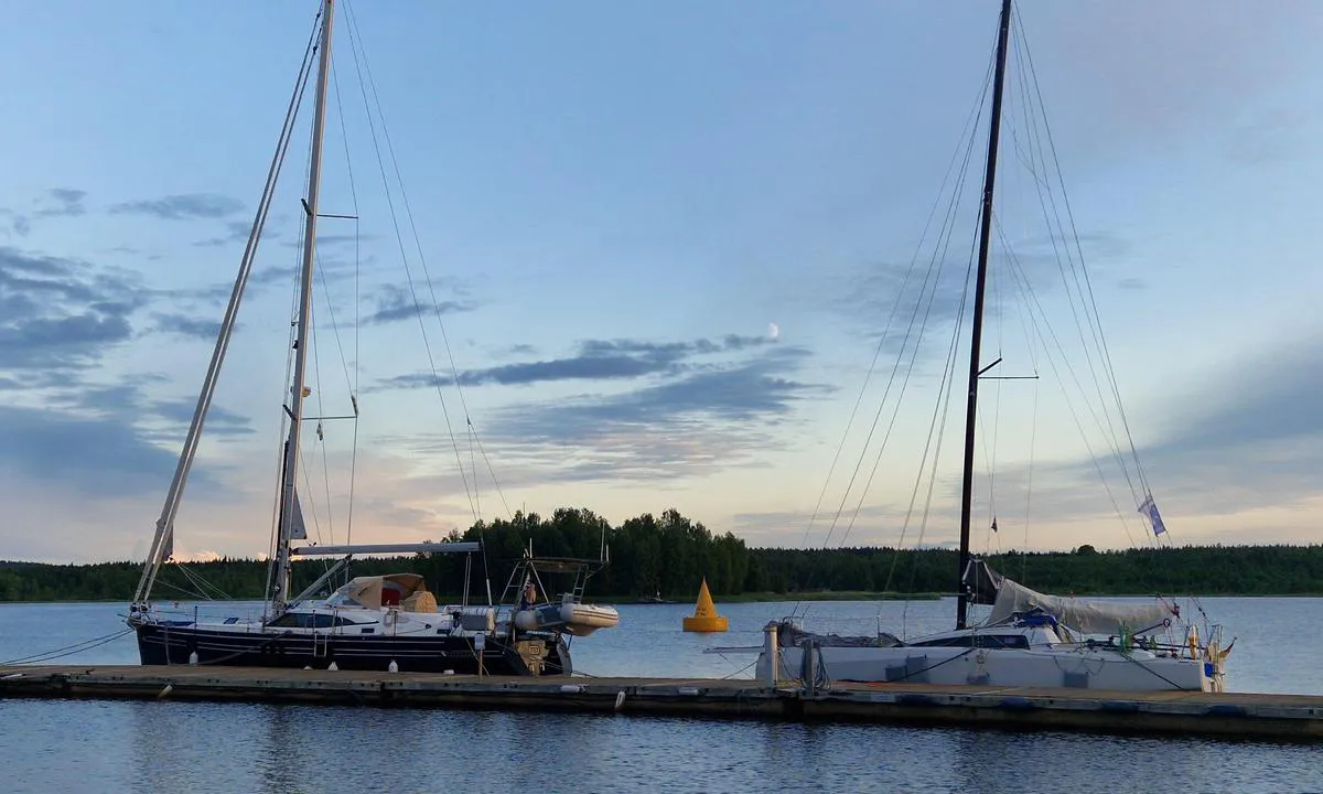 Törehamn: {"base": "en", "no": "Den ytre bryggen og den mytiske gule b\u00f8yen.", "se": "Den yttre pontonen och den mytiska gula bojen.", "en": "The outside pontoon and the the mythic yellow buoy.", "da": "Den udvendige ponton og den mytiske gule b\u00f8je.", "fr": "Le ponton ext\u00e9rieur et la mythique bou\u00e9e jaune.", "de": "Der Au\u00dfenpontoon und die mythische gelbe Boje.", "es": "El pont\u00f3n exterior y la m\u00edtica boya amarilla.", "it": "Il pontile esterno e la mitica boa gialla.", "pt": "O pont\u00e3o externo e a m\u00edtica b\u00f3ia amarela.", "nl": "De buitenste ponton en de mythische gele boei.", "pl": "Zewn\u0119trzny p\u0142ywaj\u0105cy pomost i mityczna \u017c\u00f3\u0142ta boja.", "uk": "\u0417\u043e\u0432\u043d\u0456\u0448\u043d\u044f \u043f\u043e\u043d\u0442\u043e\u043d\u043d\u0430 \u043f\u0440\u0438\u0441\u0442\u0430\u043d\u044c \u0442\u0430 \u043b\u0435\u0433\u0435\u043d\u0434\u0430\u0440\u043d\u0438\u0439 \u0436\u043e\u0432\u0442\u0438\u0439 \u0431\u0443\u0439.", "ro": "Pontonul exterior \u0219i baliza mitic\u0103 galben\u0103.", "tr": "D\u0131\u015f ponton ve efsanevi sar\u0131 \u015famand\u0131ra.", "el": "\u0397 \u03b5\u03be\u03c9\u03c4\u03b5\u03c1\u03b9\u03ba\u03ae \u03c0\u03bb\u03c9\u03c4\u03ae \u03c0\u03c1\u03bf\u03b2\u03bb\u03ae\u03c4\u03b1 \u03ba\u03b1\u03b9 \u03b7 \u03bc\u03c5\u03b8\u03b9\u03ba\u03ae \u03ba\u03af\u03c4\u03c1\u03b9\u03bd\u03b7 \u03c3\u03b7\u03bc\u03b1\u03b4\u03bf\u03cd\u03c1\u03b1.", "cs": "Vn\u011bj\u0161\u00ed ponton a m\u00fdtick\u00e1 \u017elut\u00e1 b\u00f3je.", "hu": "A k\u00fcls\u0151 ponton \u00e9s a legend\u00e1s s\u00e1rga b\u00f3ja.", "fi": "Ulkopuolinen ponttooni ja myyttinen keltainen poiju.", "bg": "\u0412\u044a\u043d\u0448\u043d\u0438\u044f\u0442 \u043f\u043e\u043d\u0442\u043e\u043d \u0438 \u043c\u0438\u0442\u0438\u0447\u043d\u0438\u044f\u0442 \u0436\u044a\u043b\u0442 \u0431\u0443\u0439.", "sr": "Spoljni ponton i mitska \u017euta bova.", "et": "V\u00e4limine pontoon ja m\u00fc\u00fctiline kollane poi.", "lv": "\u0100r\u0113j\u0101 pontona un le\u0123end\u0101rais dzeltenais boja.", "lt": "I\u0161orinis pontonas ir mitin\u0117 geltona pl\u016bduras."}