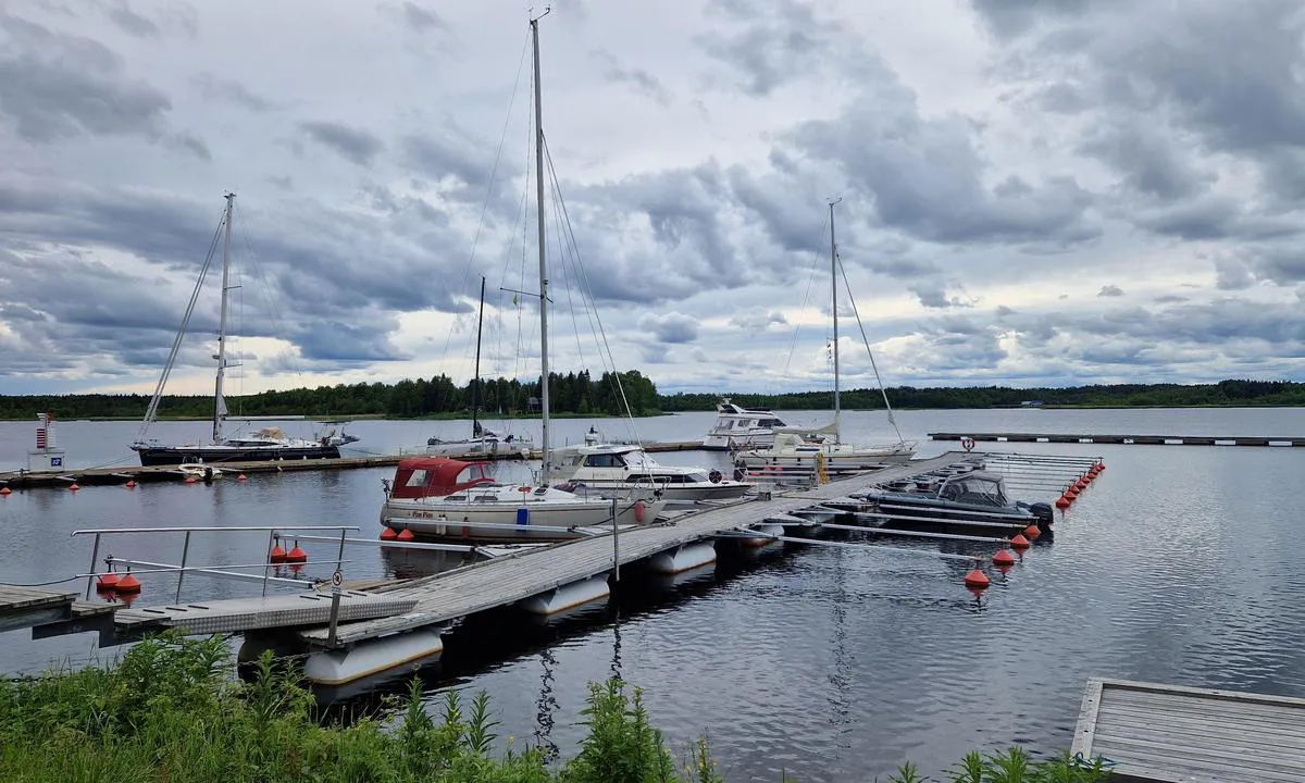 Törehamn: {"base": "en", "no": "Gjestehavnplasser er p\u00e5 yttersiden av bryggen. Du fort\u00f8yer langskips.", "se": "G\u00e4sthamnsplatser finns p\u00e5 utsidan av pontonen. Du f\u00f6rt\u00f6jer l\u00e5ngsides.", "en": "Gasthamn places are on the outside pontoon. You tie along side.", "da": "G\u00e6stepladser findes p\u00e5 ydersiden af pontonen. Du fort\u00f8jer langskibs.", "fr": "Les places Gasthamn se trouvent sur le ponton ext\u00e9rieur. Vous vous attachez \u00e0 c\u00f4t\u00e9.", "de": "Gasthamn-Pl\u00e4tze befinden sich an der Au\u00dfenpontons. Sie legen l\u00e4ngsseits an.", "es": "Los lugares para Gasthamn est\u00e1n en el pont\u00f3n exterior. Se amarra al costado.", "it": "I posti nel porto per ospiti sono sul pontone esterno. Si ormeggia lungo la banchina.", "pt": "Os lugares do Gasthamn ficam no pont\u00e3o externo. Amarre ao lado.", "nl": "Gasthamn plaatsen zijn aan de buitenste ponton. U meert langszij.", "pl": "Miejsca w gasthamn s\u0105 na zewn\u0119trznej p\u0142ywaj\u0105cej kei. Cumujesz bokiem.", "uk": "\u041c\u0456\u0441\u0446\u044f \u0434\u043b\u044f \u0433\u043e\u0441\u0442\u0435\u0439 \u0437\u043d\u0430\u0445\u043e\u0434\u044f\u0442\u044c\u0441\u044f \u043d\u0430 \u0437\u043e\u0432\u043d\u0456\u0448\u043d\u044c\u043e\u043c\u0443 \u043f\u043e\u043d\u0442\u043e\u043d\u0456. \u0428\u0432\u0430\u0440\u0442\u0443\u0439\u0442\u0435\u0441\u044f \u0443\u0437\u0434\u043e\u0432\u0436.", "ro": "Locurile de acostare pentru oaspe\u021bi sunt pe pontonul exterior. Te leag\u0103 al\u0103turi.", "tr": "Gasthamn yerleri d\u0131\u015f iskelede. Yan tarafa ba\u011flan\u0131yorsunuz.", "el": "\u039f\u03b9 \u03b8\u03ad\u03c3\u03b5\u03b9\u03c2 \u03b3\u03b9\u03b1 \u03c4\u03bf\u03bd Gasthamn \u03b2\u03c1\u03af\u03c3\u03ba\u03bf\u03bd\u03c4\u03b1\u03b9 \u03c3\u03c4\u03b7\u03bd \u03b5\u03be\u03c9\u03c4\u03b5\u03c1\u03b9\u03ba\u03ae \u03c0\u03bb\u03c9\u03c4\u03ae \u03b5\u03be\u03ad\u03b4\u03c1\u03b1. \u0394\u03ad\u03bd\u03b5\u03c4\u03b5 \u03c0\u03b1\u03c1\u03ac\u03bb\u03bb\u03b7\u03bb\u03b1.", "cs": "M\u00edsta v Gasthamn jsou na vn\u011bj\u0161\u00ed pontonu. Vyvazujete se po boku.", "hu": "Vend\u00e9ghaj\u00f3 helyek a k\u00fcls\u0151 pontonon vannak. Oldalr\u00f3l kell kik\u00f6tnie.", "fi": "Vierassataman paikat ovat ulompana ponttoonilla. Kiinnit\u00e4t kyljitt\u00e4in.", "bg": "\u0413\u043e\u0441\u0442\u0443\u0432\u0430\u0449\u0438\u0442\u0435 \u043c\u0435\u0441\u0442\u0430 \u0437\u0430 \u044f\u0445\u0442\u0438 \u0441\u0430 \u043d\u0430 \u0432\u044a\u043d\u0448\u043d\u0438\u044f \u043f\u043e\u043d\u0442\u043e\u043d. \u0417\u0430\u0432\u044a\u0440\u0437\u0432\u0430\u0442\u0435 \u0441\u0435 \u043e\u0442\u0441\u0442\u0440\u0430\u043d\u0438.", "sr": "Gasthamn mesta su na spolja\u0161njem pontonu. Ve\u017eete se uz bok.", "et": "Gasthamn kaugused on v\u00e4lispontoonil. Sa seod k\u00fclg k\u00fclje k\u00f5rval.", "lv": "Gasthamn vietas atrodas uz \u0101r\u0113j\u0101 pontona. J\u016bs piesienaties s\u0101niski.", "lt": "Sve\u010di\u0173 uosto vietos yra i\u0161orin\u0117je pontone. J\u016bs prisi\u0161vartuojate prie \u0161ono."}