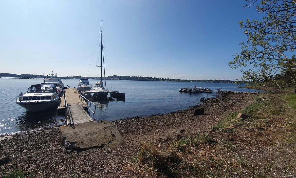 Torgersøya: Dette bildet er fra vestsiden av øya. Det er også en liten havn på nordsiden av øya.