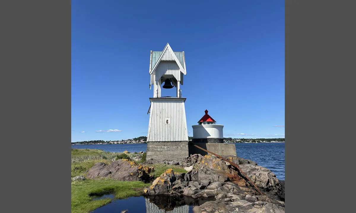 Torgersøya: {"base": "no", "no": "Gammelt og nytt fyr", "se": "Gammalt och nytt fyr", "en": "Old and new lighthouse", "da": "Gammelt og nyt fyr"}