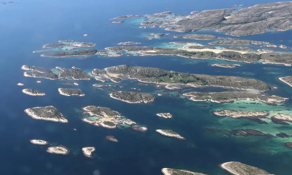 Torghatten - Flagøya: {"base": "no", "no": "Flyfoto tatt fra nord\u00f8st. Den oppmerkede ankringsplassen er lengst til venstre i bildet, og som vi ser er det fin sandbunn langt innover/nordover, s\u00e5 ogs\u00e5 mulig \u00e5 trekke lenger inn mellom \u00f8yene.", "se": "Flygfoto taget fr\u00e5n nordost. Den markerade ankringsplatsen \u00e4r l\u00e4ngst till v\u00e4nster i bilden, och som vi ser \u00e4r det fin sandbotten l\u00e5ngt in\u00e5t/norrut, s\u00e5 det \u00e4r ocks\u00e5 m\u00f6jligt att g\u00e5 l\u00e4ngre in mellan \u00f6arna.", "en": "Aerial photo taken from the northeast. The marked anchorage is farthest to the left in the picture, and as we can see, there is fine sandy bottom far inland/northwards, making it possible to move further in between the islands.", "da": "Flyfoto taget fra nord\u00f8st. Den afm\u00e6rkede ankerplads er l\u00e6ngst til venstre p\u00e5 billedet, og som vi ser, er der fin sandbund langt indad/nordover, s\u00e5 det er ogs\u00e5 muligt at tr\u00e6kke l\u00e6ngere ind mellem \u00f8erne."}