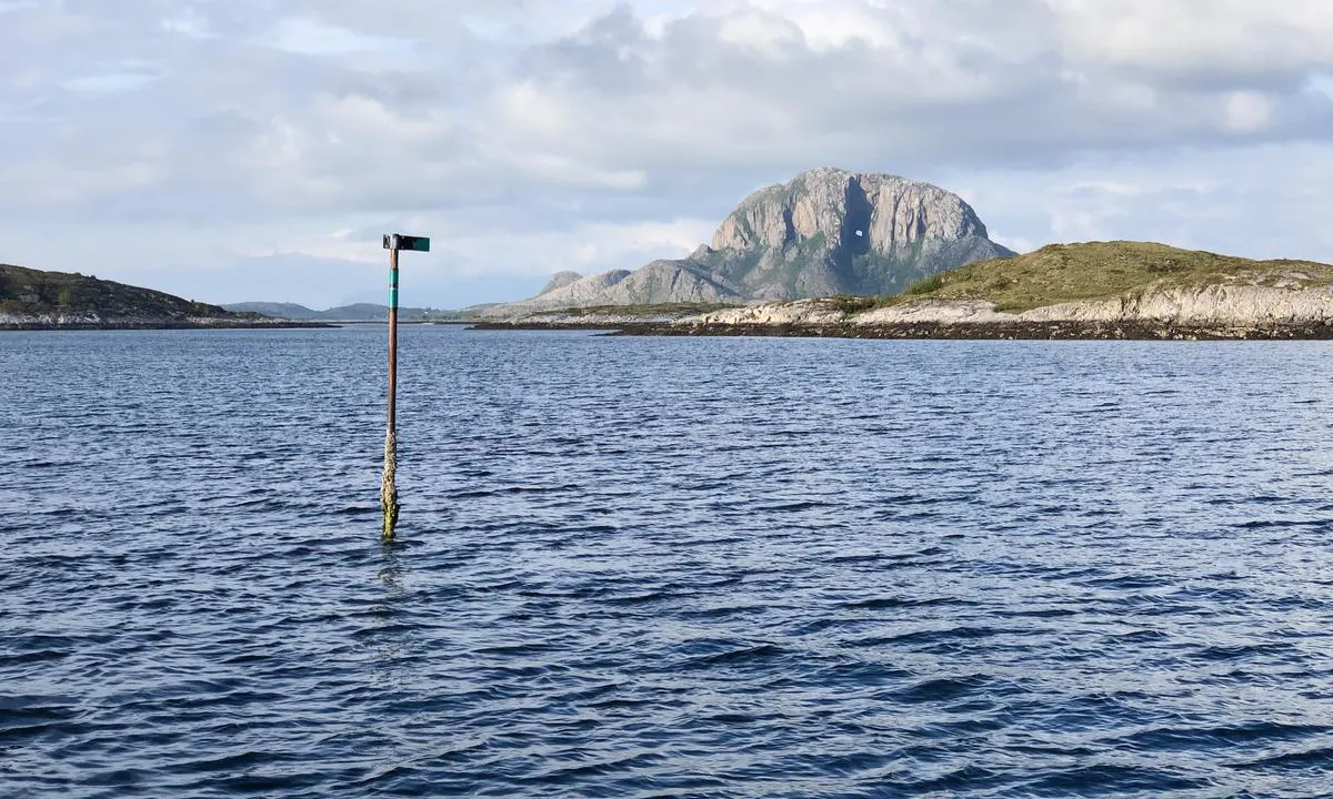 Torghatten - Flagøya: I innseilingen vest for Flagøya er det en forvirrende jernpåle. Den peker mot øst, men sjøkartene sier man bør gå vest for å unngå skjær. Seil forsiktig.