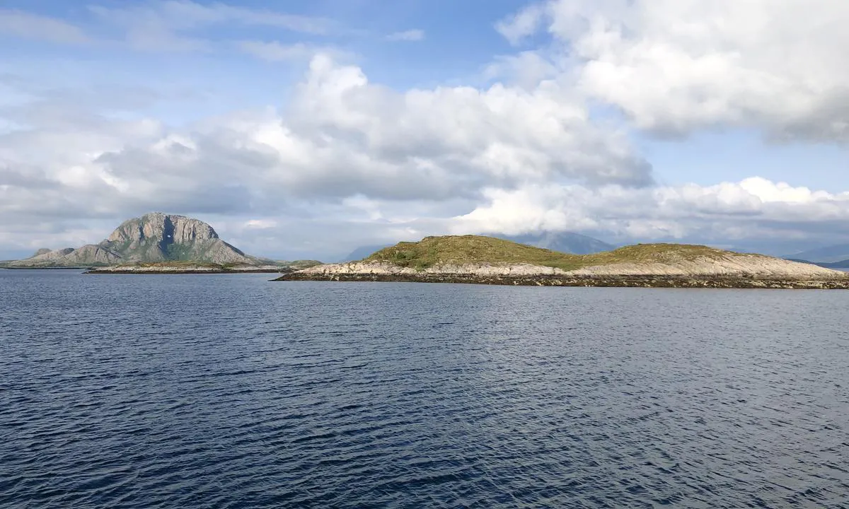 Torghatten - Flagøya: {"base": "no", "no": "Ellers ligger du omkranset av sm\u00e5, gresskledte \u00f8yer.", "se": "Annars ligger du omgiven av sm\u00e5, gr\u00e4skl\u00e4dda \u00f6ar.", "en": "Otherwise, you are surrounded by small, grassy islands.", "da": "Ellers ligger du omkranset af sm\u00e5, gr\u00e6skl\u00e6dte \u00f8er."}