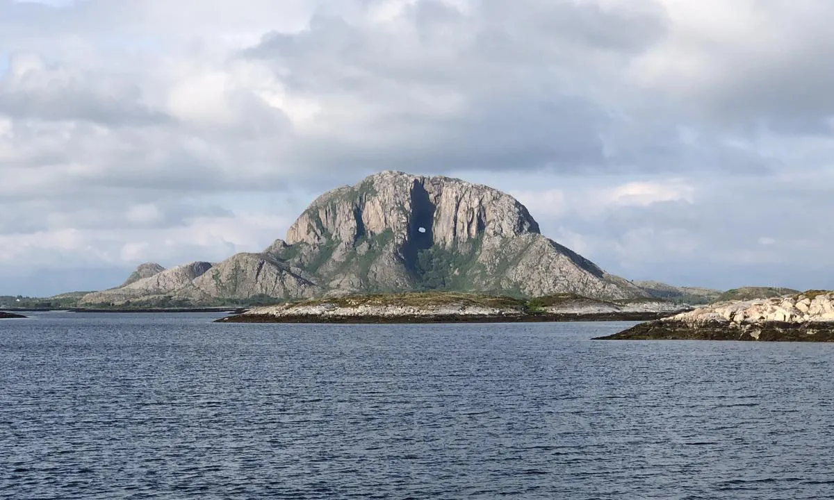{"base": "no", "no": "P\u00e5 denne ankringsplassen har du spektakul\u00e6r utsikt mot Torghatten og ser rett gjennom hullet i fjellet.", "se": "P\u00e5 denna ankringsplats har du spektakul\u00e4r utsikt mot Torghatten och ser rakt genom h\u00e5let i berget.", "en": "At this anchorage, you have a spectacular view of Torghatten and can see directly through the hole in the mountain.", "da": "P\u00e5 denne ankerplads har du spektakul\u00e6r udsigt mod Torghatten og ser lige gennem hullet i fjeldet."}