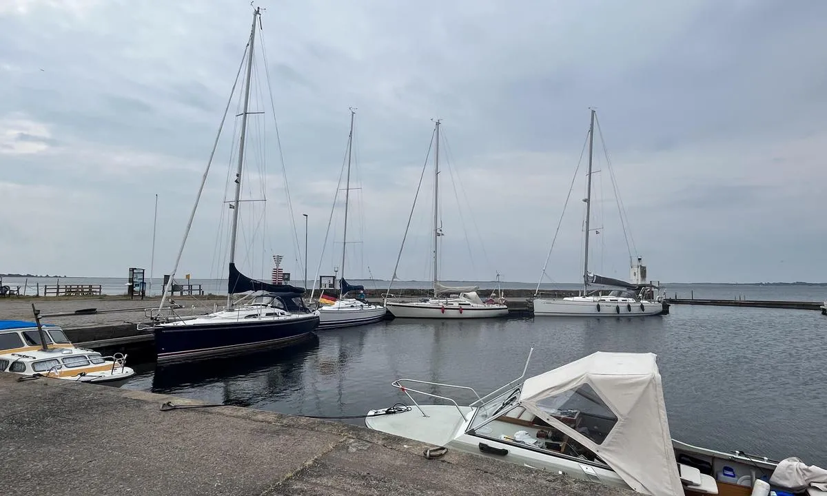 Torhamn Gästhamn: Vakker havn i le for østavinden. Står det skal være 20 gjesteplasser, men tror ikke det er mer enn 4-6 plasser for båter +/- 35 fot.