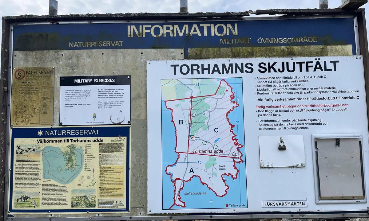 Torhamn Gästhamn: {"base": "no", "no": "Noe milit\u00e6r aktivitet, men ikke noe som plager turg\u00e5ere nevneverdig. Mange stier som er godt merket.", "se": "Viss milit\u00e4r aktivitet, men inget som st\u00f6r vandrare n\u00e4mnv\u00e4rt. M\u00e5nga stigar som \u00e4r v\u00e4l markerade.", "en": "Some military activity, but nothing that significantly bothers hikers. Many well-marked trails.", "da": "Noget milit\u00e6r aktivitet, men ikke noget som generer turister n\u00e6vnev\u00e6rdigt. Mange stier som er godt markerede."}