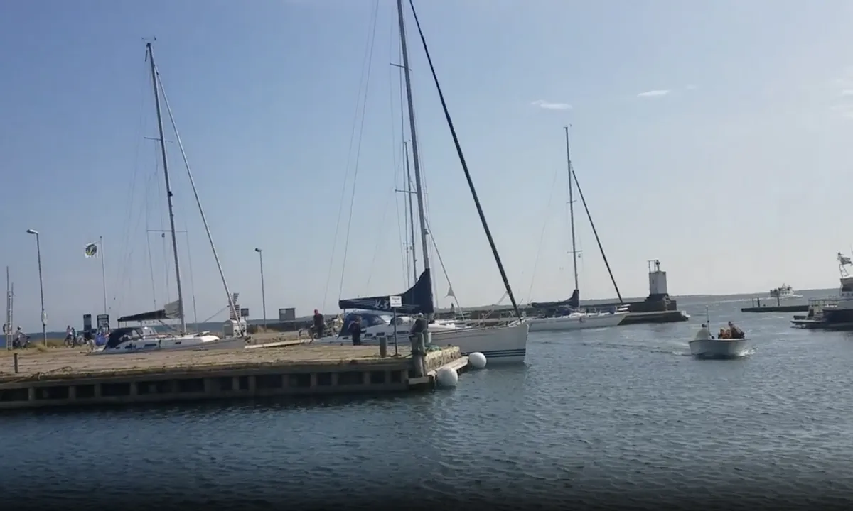 Torhamn Gästhamn: {"base": "no", "no": "Inngangen til gjestehavnen", "se": "Ing\u00e5ngen till g\u00e4sthamnen", "en": "The entrance to the guest harbor", "da": "Indgangen til g\u00e6stehavnen"}