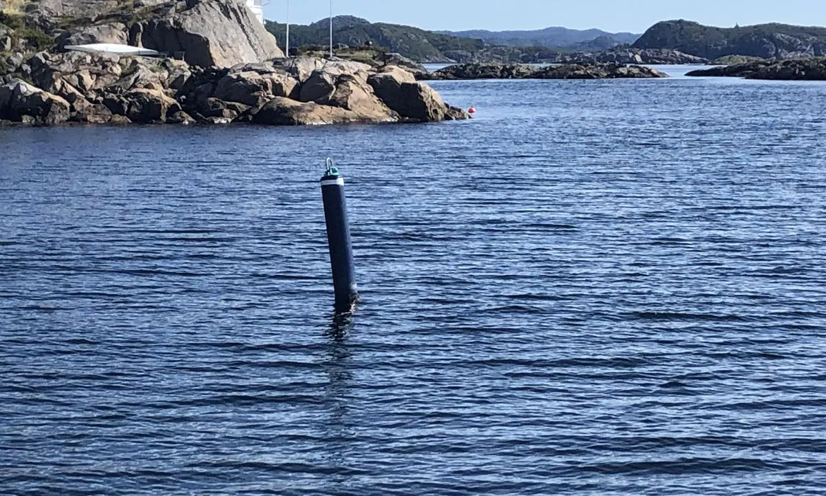 Torkelsodden - Farsund: {"base": "no", "no": "Moringsb\u00f8ya utenfor brygga", "se": "Mooringboja utanf\u00f6r bryggan", "en": "Mooring buoy outside the pier", "da": "Moringb\u00f8jen udenfor broen"}