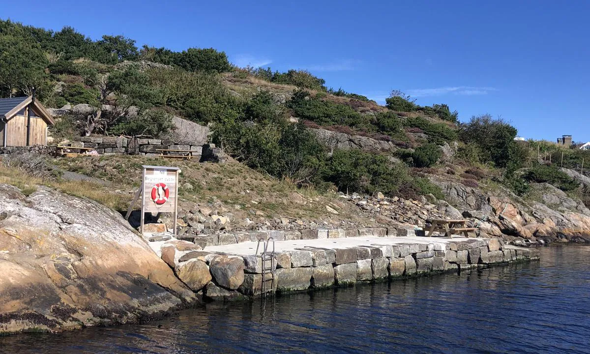 Torkelsodden - Farsund: {"base": "no", "no": "Fin ny steinbrygge med en moringsb\u00f8ye. \r\n3 meter dybde.\r\nOm du vil ligge longside s\u00e5 m\u00e5 du sjekke de forskjellige dybdene helt inne langs brygga.", "se": "Fin ny stenbrygga med en f\u00f6rt\u00f6jningsboj. 3 meter djup. Om du vill ligga l\u00e5ngsides s\u00e5 m\u00e5ste du kontrollera de olika djupen hela v\u00e4gen in l\u00e4ngs bryggan.", "en": "Fine new stone jetty with a mooring buoy.<br>3 meter depth.<br>If you want to lie alongside, you need to check the various depths all the way along the jetty.", "da": "Fin ny stenbrygge med en moringsb\u00f8je.<br>3 meter dybde.<br>Hvis du vil ligge langskibs, skal du tjekke de forskellige dybder helt inde langs bryggen."}