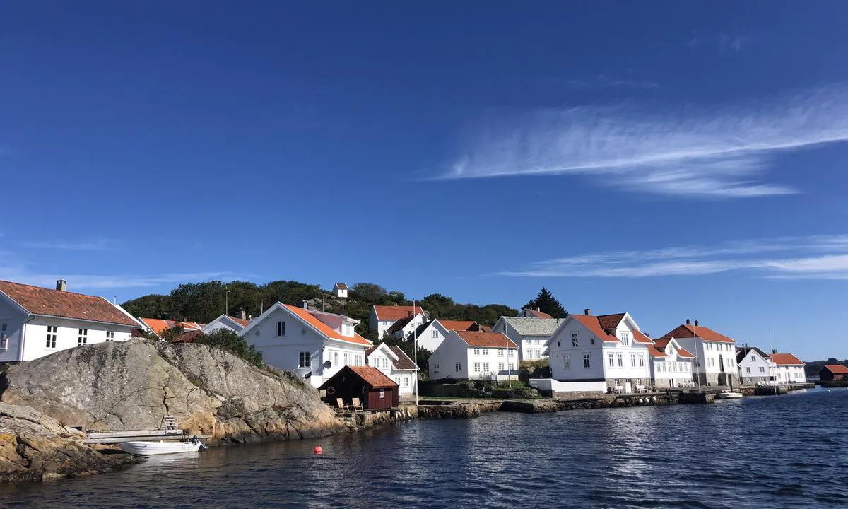 Torkelsodden - Farsund: {"base": "no", "no": "Kaperuthavna Loshavn. \r\nFint \u00e5 kunne bes\u00f8ke b\u00e5de Lomsesanden og ta en n\u00e6rmere kikk p\u00e5 bebyggelsen i Loshavn.", "se": "Kaparruthamnen Loshamn. Fint att kunna bes\u00f6ka b\u00e5de Lomsesanden och ta en n\u00e4rmare titt p\u00e5 bebyggelsen i Loshamn.", "en": "Privateer harbor Loshavn.<br>Nice to be able to visit both Lomsesanden and take a closer look at the buildings in Loshavn.", "da": "Kaperhavnen Loshavn. <br>Fint at kunne bes\u00f8ge b\u00e5de Lomsesanden og tage et n\u00e6rmere kig p\u00e5 bebyggelsen i Loshavn."}