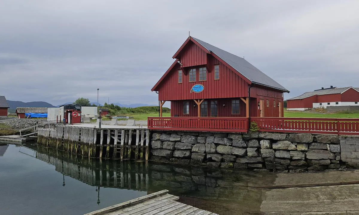 Tornes Småbåthavn: {"base": "no", "no": "Sanit\u00e6rbygg\r\nKode til d\u00f8rl\u00e5s f\u00e5s ved \u00e5 ringe mobilnr som st\u00e5r ved oppslagstavle p\u00e5 moloen.", "se": "Sanitetsbyggnaden\nKoden till d\u00f6rrl\u00e5set f\u00e5s genom att ringa mobilnumret som st\u00e5r angivet p\u00e5 anslagstavlan p\u00e5 v\u00e5gbrytaren.", "en": "Sanitary building<br>The code for the door lock can be obtained by calling the mobile number listed on the notice board on the pier.", "da": "Sanitetsbygning<br>Kode til d\u00f8rl\u00e5s f\u00e5s ved at ringe mobilnr som st\u00e5r ved opslagstavlen p\u00e5 molen."}