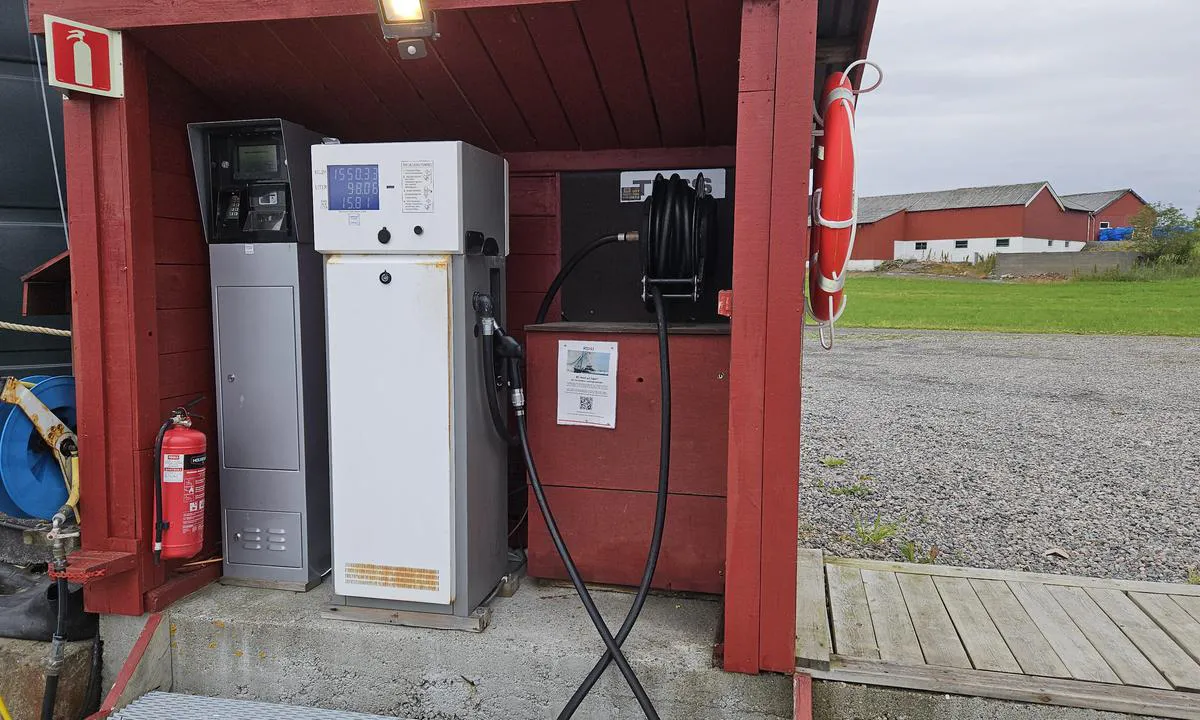 Tornes Småbåthavn: {"base": "no", "no": "Dieselpumpe og kortautomat.\r\nStort sett rimeligere diesel her i forhold til andre leverand\u00f8rer i omr\u00e5det.", "se": "Dieselpump och kortautomat. Generellt sett billigare diesel h\u00e4r j\u00e4mf\u00f6rt med andra leverant\u00f6rer i omr\u00e5det.", "en": "Diesel pump and card machine. Generally cheaper diesel here compared to other suppliers in the area.", "da": "Dieselpumpe og kortautomat.<br>Generelt billigere diesel her i forhold til andre leverand\u00f8rer i omr\u00e5det."}