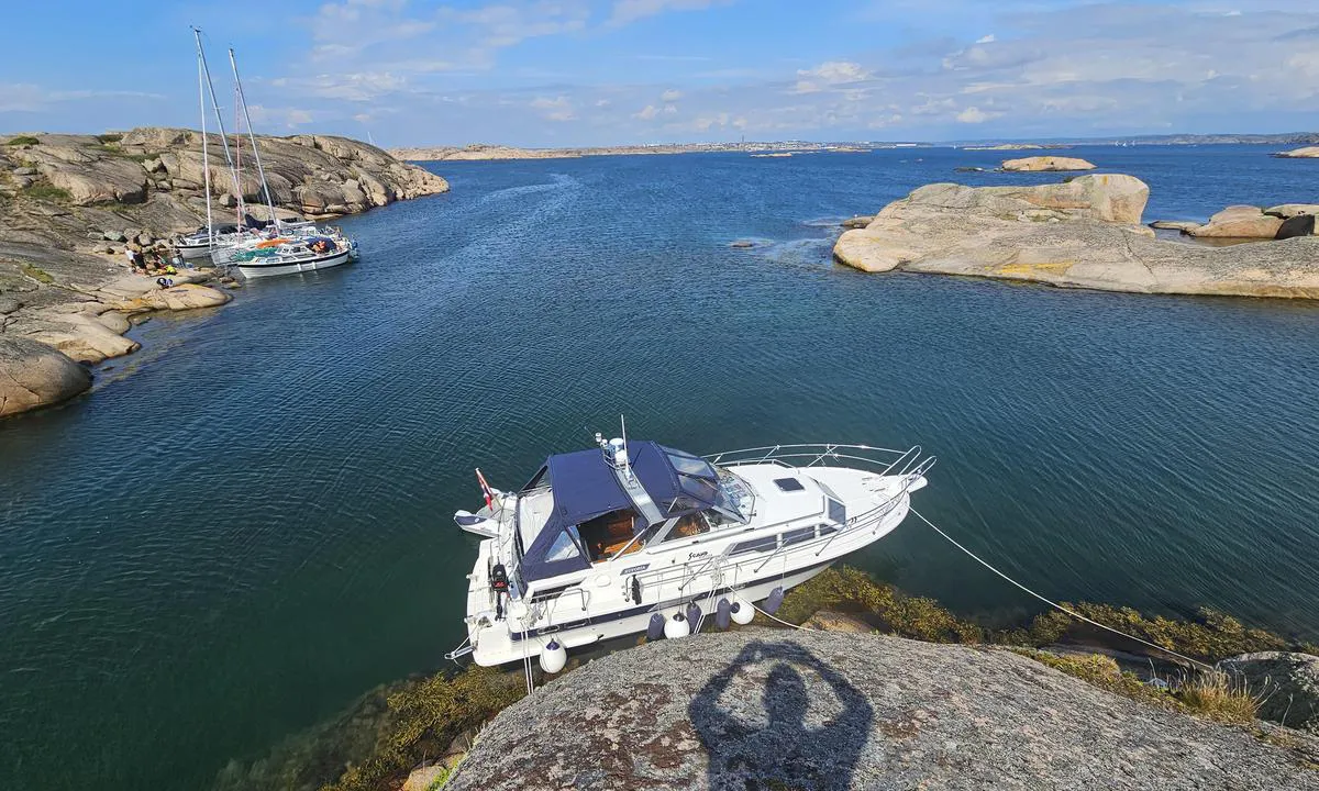 Tornholmen - Fiskebäckskil: Litt kronglete longsideplass, men med nok fendere går det fint. Da bildet ble tatt blåste det frisk bris, sør-sørvest.