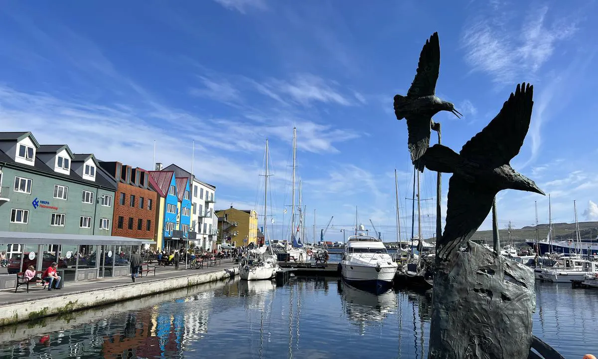 {"base": "no", "no": "Gjestehavna i Torshavn ligger helt innerst i havna.  God dybde, 2,5 - 3,0 m selv p\u00e5 de innerste plassene.  Kort vei til toalett/dusj/vaskemaskiner.  DKK 250,-/natt uansett st\u00f8rrelse.  Str\u00f8m i tillegg etter forbruk, ca. DKK 2,0/kwh.  Kall opp havnesjef p\u00e5 VHF f\u00f8r innseiling.", "se": "G\u00e4sthamnen i Torshavn ligger l\u00e4ngst in i hamnen. Bra djup, 2,5 - 3,0 m \u00e4ven p\u00e5 de innersta platserna. Kort v\u00e4g till toalett/dusch/tv\u00e4ttmaskiner. DKK 250,-/natt oavsett storlek. Str\u00f6m tillkommer efter f\u00f6rbrukning, ca. DKK 2,0/kWh. Anropa hamnkaptenen p\u00e5 VHF f\u00f6re insegling.", "en": "The guest harbor in Torshavn is located at the very innermost part of the harbor. Good depth, 2.5 - 3.0 m even at the innermost berths. Short distance to toilet/shower/washing machines. DKK 250,-/night regardless of size. Electricity in addition according to consumption, approx. DKK 2.0/kWh. Call the harbor master on VHF before entering.", "da": "G\u00e6stehavnen i T\u00f3rshavn ligger helt inderst i havnen. God dybde, 2,5 - 3,0 m selv p\u00e5 de inderste pladser. Kort vej til toilet/bruser/vaskemaskiner. DKK 250,-/nat uanset st\u00f8rrelse. Str\u00f8m i till\u00e6g efter forbrug, ca. DKK 2,0/kwh. Kald op havnemester p\u00e5 VHF f\u00f8r indsejling."}