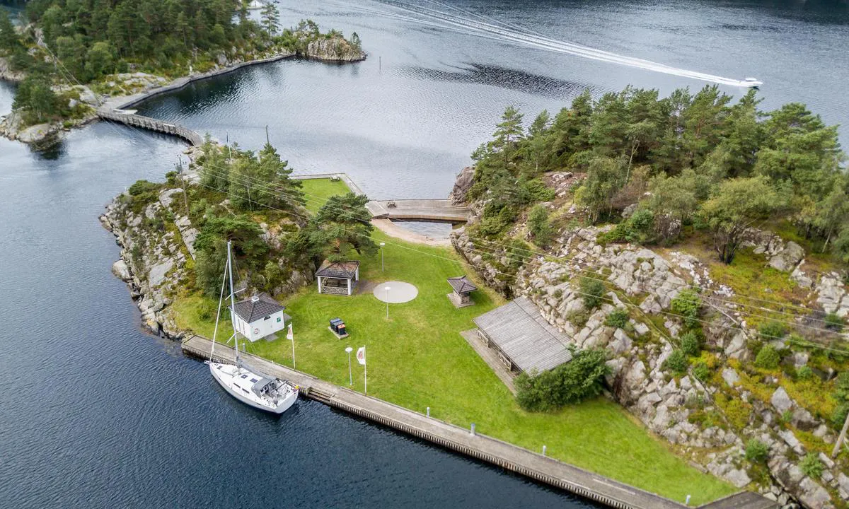 Torsøy: {"base": "no", "no": "Innsiden av anlegget p\u00e5 Tors\u00f8y, bedre dybdeforhold for seilb\u00e5ter p\u00e5 denne siden.", "se": "Insidan av anl\u00e4ggningen p\u00e5 Tors\u00f6, b\u00e4ttre djupf\u00f6rh\u00e5llanden f\u00f6r segelb\u00e5tar p\u00e5 den sidan.", "en": "Inside the facility at Tors\u00f8y, better depth conditions for sailboats on this side.", "da": "Indersiden af anl\u00e6gget p\u00e5 Tors\u00f8y, bedre dybdeforhold for sejlb\u00e5de p\u00e5 denne side.", "fr": "L'int\u00e9rieur de l'installation \u00e0 Tors\u00f8y, meilleures profondeurs pour les voiliers de ce c\u00f4t\u00e9.", "de": "Die Innenseite der Anlage auf Tors\u00f8y, bessere Tiefenverh\u00e4ltnisse f\u00fcr Segelboote auf dieser Seite.", "es": "El interior de la instalaci\u00f3n en Tors\u00f8y, mejores condiciones de profundidad para veleros en este lado.", "it": "L'interno dell'impianto di Tors\u00f8y, condizioni di profondit\u00e0 migliori per le barche a vela da questo lato.", "pt": "O interior da instala\u00e7\u00e3o em Tors\u00f8y, melhores condi\u00e7\u00f5es de profundidade para veleiros deste lado.", "nl": "Binnenzijde van de aanlegplaats op Tors\u00f8y, betere diepteomstandigheden voor zeilboten aan deze zijde.", "pl": "Wewn\u0119trzna strona obiektu na Tors\u00f8y, lepsze warunki g\u0142\u0119boko\u015bci dla \u017cagl\u00f3wek po tej stronie.", "uk": "\u0412\u043d\u0443\u0442\u0440\u0456\u0448\u043d\u044f \u0447\u0430\u0441\u0442\u0438\u043d\u0430 \u0441\u043f\u043e\u0440\u0443\u0434\u0438 \u043d\u0430 \u0422\u043e\u0440\u0441\u043e\u0439, \u043a\u0440\u0430\u0449\u0456 \u0433\u043b\u0438\u0431\u0438\u043d\u043d\u0456 \u0443\u043c\u043e\u0432\u0438 \u0434\u043b\u044f \u0432\u0456\u0442\u0440\u0438\u043b\u044c\u043d\u0438\u0445 \u0441\u0443\u0434\u0435\u043d \u0437 \u0446\u044c\u043e\u0433\u043e \u0431\u043e\u043a\u0443.", "ro": "\u00cen interiorul instala\u021biei de pe Tors\u00f8y, condi\u021bii mai bune de ad\u00e2ncime pentru b\u0103rci cu p\u00e2nze pe aceast\u0103 parte.", "tr": "Tesisin Tors\u00f8y i\u00e7 k\u0131sm\u0131, bu tarafta yelkenli tekneler i\u00e7in daha iyi derinlik ko\u015fullar\u0131.", "el": "\u03a3\u03c4\u03bf \u03b5\u03c3\u03c9\u03c4\u03b5\u03c1\u03b9\u03ba\u03cc \u03c4\u03b7\u03c2 \u03b5\u03b3\u03ba\u03b1\u03c4\u03ac\u03c3\u03c4\u03b1\u03c3\u03b7\u03c2 \u03c3\u03c4\u03bf \u03a4\u03bf\u03c1\u03c3\u03cc\u03b9, \u03ba\u03b1\u03bb\u03cd\u03c4\u03b5\u03c1\u03b5\u03c2 \u03c3\u03c5\u03bd\u03b8\u03ae\u03ba\u03b5\u03c2 \u03b2\u03ac\u03b8\u03bf\u03c5\u03c2 \u03b3\u03b9\u03b1 \u03b9\u03c3\u03c4\u03b9\u03bf\u03c0\u03bb\u03bf\u03ca\u03ba\u03ac \u03b1\u03c0\u03cc \u03b1\u03c5\u03c4\u03ae \u03c4\u03b7\u03bd \u03c0\u03bb\u03b5\u03c5\u03c1\u03ac.", "cs": "Vnit\u0159n\u00ed strana za\u0159\u00edzen\u00ed na Tors\u00f8y, lep\u0161\u00ed hloubkov\u00e9 podm\u00ednky pro plachetnice na t\u00e9to stran\u011b.", "hu": "A Tors\u00f8y l\u00e9tes\u00edtm\u00e9ny\u00e9nek belsej\u00e9ben jobb m\u00e9lys\u00e9gi viszonyok a vitorl\u00e1sok sz\u00e1m\u00e1ra ezen az oldalon.", "fi": "Laitoksen sis\u00e4puolella Tors\u00f8yss\u00e4, paremmat syvyysolosuhteet purjeveneille t\u00e4ll\u00e4 puolella.", "bg": "\u041e\u0442 \u0432\u044a\u0442\u0440\u0435\u0448\u043d\u0430\u0442\u0430 \u0441\u0442\u0440\u0430\u043d\u0430 \u043d\u0430 \u0441\u044a\u043e\u0440\u044a\u0436\u0435\u043d\u0438\u0435\u0442\u043e \u0432 \u0422\u043e\u0440\u0441\u043e\u0439, \u043f\u043e-\u0434\u043e\u0431\u0440\u0438 \u0434\u044a\u043b\u0431\u043e\u0447\u0438\u043d\u043d\u0438 \u0443\u0441\u043b\u043e\u0432\u0438\u044f \u0437\u0430 \u0432\u0435\u0442\u0440\u043e\u0445\u043e\u0434\u043d\u0438 \u043b\u043e\u0434\u043a\u0438 \u043d\u0430 \u0442\u0430\u0437\u0438 \u0441\u0442\u0440\u0430\u043d\u0430.", "sr": "Unutra\u0161njost luke na Tors\u00f8yu, bolji uslovi dubine za jedrilice na ovoj strani.", "et": "Tors\u00f8y sisseseade sisemus, selle k\u00fclje jaoks on jahtide s\u00fcgavustingimused paremad.", "lv": "Iek\u0161pus\u0113 pie Tors\u00f8y piest\u0101tnes, \u0161aj\u0101 pus\u0113 ir lab\u0101ki dzi\u013cuma apst\u0101k\u013ci buru laiv\u0101m.", "lt": "Vidin\u0117je \u012frenginio pus\u0117je Tors\u00f8y, geresn\u0117s gylio s\u0105lygos buriniams laivams \u0161ioje pus\u0117je."}