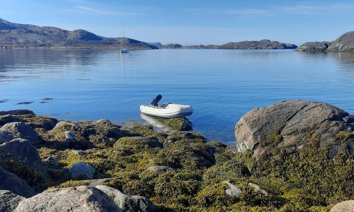 Tovqussaq (Inderhavn Ankerbugt): Lors d’une randonnée, il est avisé d’amarrer son annexe à marée montante afin d’éviter de la retrouver échouée sur les rochers.