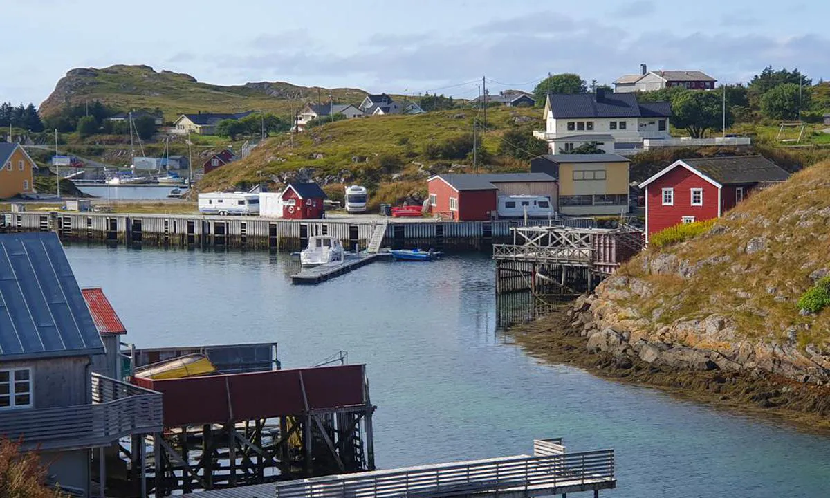 Træna - Husøy kommunale havn: In the satellite image the floating pontoon is missing. Here it is in the middle of the picture.