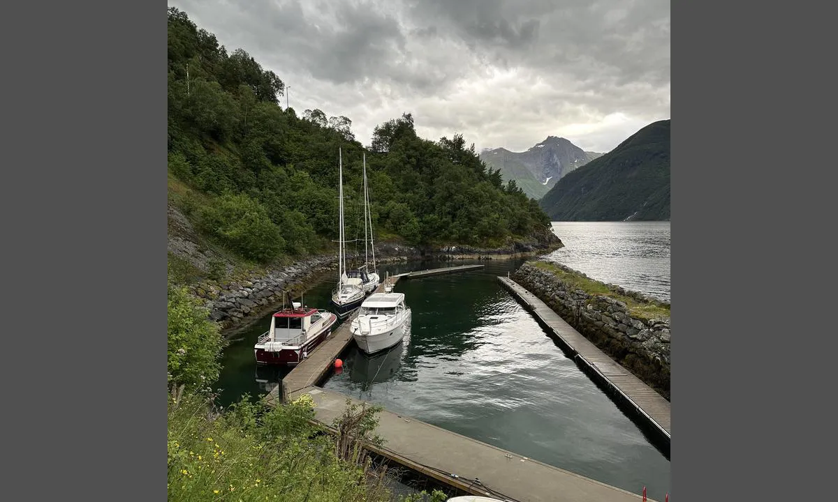 Trandal - Christian Gaard: {"base": "no", "no": "Litt trang havn, men s\u00e5 lenge det ikke er for mye vind g\u00e5r det greit \u00e5 man\u00f8vrere, om en ligger innerst, til venstre p\u00e5 bildet, b\u00f8r en ha en plan p\u00e5 n\u00e5r en skal g\u00e5 da det kan bli n\u00f8dvendig \u00e5 forhale de som ligger foran.", "se": "Lite tr\u00e5ng hamn, men s\u00e5 l\u00e4nge det inte \u00e4r f\u00f6r mycket vind g\u00e5r det bra att man\u00f6vrera. Om man ligger l\u00e4ngst in till v\u00e4nster p\u00e5 bilden, b\u00f6r man ha en plan f\u00f6r n\u00e4r man ska ge sig av d\u00e5 det kan bli n\u00f6dv\u00e4ndigt att f\u00f6rhala de som ligger framf\u00f6r.", "en": "A bit of a narrow harbour, but as long as there isn't too much wind, it's manageable to maneuver. If one is docked at the innermost point, on the left in the picture, one should have a plan for when to depart, as it may be necessary to shift the boats that are in front.", "da": "Lidt trang havn, men s\u00e5 l\u00e6nge det ikke er for meget vind, g\u00e5r det fint at man\u00f8vrere. Hvis man ligger inderst, til venstre p\u00e5 billedet, b\u00f8r man have en plan for, hvorn\u00e5r man skal g\u00e5, da det kan blive n\u00f8dvendigt at forhale dem, der ligger foran.", "fr": "Un port un peu \u00e9troit, mais tant qu'il n'y a pas trop de vent, il est facile \u00e0 man\u0153uvrer. Si vous \u00eates amarr\u00e9 dans le coin \u00e0 gauche sur l'image, il est recommand\u00e9 de pr\u00e9voir \u00e0 quel moment vous allez partir, car il pourrait \u00eatre n\u00e9cessaire de d\u00e9placer ceux qui sont amarr\u00e9s devant.", "de": "Ein etwas enger Hafen, aber solange es nicht zu windig ist, geht das Man\u00f6vrieren gut. Liegt man ganz innen, links im Bild, sollte man einen Plan haben, wann man auslaufen m\u00f6chte, da es notwendig sein kann, die vorne liegenden Schiffe zu verholen.", "es": "Puerto un poco estrecho, pero mientras no haya demasiado viento, es f\u00e1cil maniobrar. Si uno est\u00e1 en el fondo, a la izquierda en la imagen, deber\u00eda tener un plan sobre cu\u00e1ndo salir, ya que puede ser necesario desplazar a los que est\u00e1n delante.", "it": "Il porto \u00e8 un po' stretto, ma finch\u00e9 non c'\u00e8 troppo vento, si pu\u00f2 manovrare abbastanza bene. Se si ormeggia pi\u00f9 vicino, a sinistra nella foto, si dovrebbe avere un piano per quando partire, poich\u00e9 potrebbe essere necessario spostare chi \u00e8 ormeggiato davanti.", "pt": "O porto \u00e9 um pouco apertado, mas desde que n\u00e3o haja muito vento, \u00e9 poss\u00edvel manobrar bem. Se estiver no canto mais interno, \u00e0 esquerda na imagem, \u00e9 recomend\u00e1vel ter um plano de sa\u00edda, pois pode ser necess\u00e1rio deslocar os barcos que est\u00e3o \u00e0 frente.", "nl": "Wat krappe haven, maar zolang er niet te veel wind is, gaat het goed om te manoeuvreren. Als je helemaal binnenin ligt, links op de foto, moet je een plan hebben over wanneer je wilt vertrekken, omdat het dan nodig kan zijn om degenen die v\u00f3\u00f3r je liggen te verplaatsen.", "pl": "Troch\u0119 w\u0105ski port, ale dop\u00f3ki nie ma zbyt du\u017cego wiatru, manewrowanie jest do\u015b\u0107 proste, je\u015bli kto\u015b le\u017cy najg\u0142\u0119biej, po lewej stronie na zdj\u0119ciu, powinien mie\u0107 plan, kiedy chce wyp\u0142yn\u0105\u0107, poniewa\u017c mo\u017ce by\u0107 konieczne przesuni\u0119cie tych, kt\u00f3rzy le\u017c\u0105 przed nim.", "uk": "\u0422\u0440\u0456\u0448\u043a\u0438 \u0442\u0456\u0441\u043d\u0430 \u0433\u0430\u0432\u0430\u043d\u044c, \u0430\u043b\u0435 \u0434\u043e\u043a\u0438 \u043d\u0435\u043c\u0430\u0454 \u0437\u0430\u043d\u0430\u0434\u0442\u043e \u0441\u0438\u043b\u044c\u043d\u043e\u0433\u043e \u0432\u0456\u0442\u0440\u0443, \u043c\u0430\u043d\u0435\u0432\u0440\u0443\u0432\u0430\u0442\u0438 \u043c\u043e\u0436\u043b\u0438\u0432\u043e. \u042f\u043a\u0449\u043e \u0432\u0438 \u0437\u0443\u043f\u0438\u043d\u0438\u0442\u0435\u0441\u044c \u0443 \u043d\u0430\u0439\u0432\u0456\u0434\u0434\u0430\u043b\u0435\u043d\u0456\u0448\u0456\u0439 \u0447\u0430\u0441\u0442\u0438\u043d\u0456, \u0437\u043b\u0456\u0432\u0430 \u043d\u0430 \u0444\u043e\u0442\u043e, \u0432\u0430\u0440\u0442\u043e \u043c\u0430\u0442\u0438 \u043f\u043b\u0430\u043d, \u043a\u043e\u043b\u0438 \u0432\u0438\u0445\u043e\u0434\u0438\u0442\u0438, \u043e\u0441\u043a\u0456\u043b\u044c\u043a\u0438 \u043c\u043e\u0436\u0435 \u0437\u043d\u0430\u0434\u043e\u0431\u0438\u0442\u0438\u0441\u044f \u043f\u0435\u0440\u0435\u0441\u0443\u043d\u0443\u0442\u0438 \u0442\u0438\u0445, \u0445\u0442\u043e \u0441\u0442\u043e\u0457\u0442\u044c \u043f\u043e\u043f\u0435\u0440\u0435\u0434\u0443.", "ro": "Port destul de \u00eengust, dar at\u00e2ta timp c\u00e2t nu exist\u0103 prea mult v\u00e2nt, este u\u0219or de manevrat. Dac\u0103 sta\u021bi \u00een interior, \u00een st\u00e2nga imaginii, ar trebui s\u0103 ave\u021bi un plan despre c\u00e2nd s\u0103 pleca\u021bi, deoarece poate fi necesar s\u0103 deplasa\u021bi pe cei care sunt \u00een fa\u021b\u0103.", "tr": "Biraz dar bir liman, ancak r\u00fczgar \u00e7ok fazla olmad\u0131\u011f\u0131 s\u00fcrece manevra yapmak kolayd\u0131r. Resimde en i\u00e7te, sol tarafta, bir konumda bulunuyorsan\u0131z, \u00f6n\u00fcn\u00fczdeki tekneleri yerinden kayd\u0131rman\u0131z gerekebilece\u011finden \u00e7\u0131k\u0131\u015f yaparken bir plan yapman\u0131z gerekir.", "el": "\u039c\u03b9\u03ba\u03c1\u03cc \u03bb\u03b9\u03bc\u03ac\u03bd\u03b9, \u03b1\u03bb\u03bb\u03ac \u03cc\u03c3\u03bf \u03b4\u03b5\u03bd \u03c5\u03c0\u03ac\u03c1\u03c7\u03b5\u03b9 \u03c0\u03bf\u03bb\u03cd\u03c2 \u03ac\u03bd\u03b5\u03bc\u03bf\u03c2, \u03b5\u03af\u03bd\u03b1\u03b9 \u03b5\u03cd\u03ba\u03bf\u03bb\u03bf \u03bd\u03b1 \u03c7\u03b5\u03b9\u03c1\u03b9\u03c3\u03c4\u03b5\u03af \u03ba\u03b1\u03bd\u03b5\u03af\u03c2. \u0391\u03bd \u03ba\u03ac\u03c0\u03bf\u03b9\u03bf\u03c2 \u03b2\u03c1\u03af\u03c3\u03ba\u03b5\u03c4\u03b1\u03b9 \u03c3\u03c4\u03bf \u03b2\u03ac\u03b8\u03bf\u03c2, \u03b1\u03c1\u03b9\u03c3\u03c4\u03b5\u03c1\u03ac \u03c3\u03c4\u03b7 \u03c6\u03c9\u03c4\u03bf\u03b3\u03c1\u03b1\u03c6\u03af\u03b1, \u03c0\u03c1\u03ad\u03c0\u03b5\u03b9 \u03bd\u03b1 \u03ad\u03c7\u03b5\u03b9 \u03c3\u03c7\u03ad\u03b4\u03b9\u03bf \u03b3\u03b9\u03b1 \u03c4\u03bf \u03c0\u03cc\u03c4\u03b5 \u03b8\u03b1 \u03b1\u03c0\u03bf\u03c7\u03c9\u03c1\u03ae\u03c3\u03b5\u03b9, \u03ba\u03b1\u03b8\u03ce\u03c2 \u03bc\u03c0\u03bf\u03c1\u03b5\u03af \u03bd\u03b1 \u03b5\u03af\u03bd\u03b1\u03b9 \u03b1\u03c0\u03b1\u03c1\u03b1\u03af\u03c4\u03b7\u03c4\u03bf \u03bd\u03b1 \u03bc\u03b5\u03c4\u03b1\u03ba\u03b9\u03bd\u03ae\u03c3\u03b5\u03b9 \u03c4\u03b1 \u03c3\u03ba\u03ac\u03c6\u03b7 \u03c0\u03bf\u03c5 \u03b2\u03c1\u03af\u03c3\u03ba\u03bf\u03bd\u03c4\u03b1\u03b9 \u03bc\u03c0\u03c1\u03bf\u03c3\u03c4\u03ac.", "cs": "Pon\u011bkud \u00fazk\u00fd p\u0159\u00edstav, ale pokud nen\u00ed p\u0159\u00edli\u0161 v\u011btrno, je man\u00e9vrov\u00e1n\u00ed v po\u0159\u00e1dku. Pokud budete le\u017eet \u00fapln\u011b uvnit\u0159, vlevo na obr\u00e1zku, m\u011bli byste m\u00edt pl\u00e1n, kdy odplout, proto\u017ee m\u016f\u017ee b\u00fdt nutn\u00e9 p\u0159et\u00e1hnout ty, kte\u0159\u00ed le\u017e\u00ed p\u0159ed v\u00e1mi.", "hu": "Kicsit sz\u0171k kik\u00f6t\u0151, de am\u00edg nincs t\u00fal sok sz\u00e9l, k\u00f6nnyen lehet man\u0151verezni. Ha a k\u00e9pen bal oldalt \u00e9s legbel\u00fcl horgonyoz, fontos, hogy legyen terv, mikor k\u00edv\u00e1n indulni, mivel sz\u00fcks\u00e9g lehet az el\u0151tte l\u00e9v\u0151 haj\u00f3k elmozd\u00edt\u00e1s\u00e1ra.", "fi": "Hieman ahdas satama, mutta niin kauan kuin ei ole liikaa tuulta, on mahdollista man\u00f6\u00f6verata hyvin. Jos on ankkuroitunut sisimm\u00e4lle, kuvassa vasemmalle puolelle, kannattaa suunnitella milloin l\u00e4hte\u00e4, sill\u00e4 voi olla tarpeen siirt\u00e4\u00e4 edess\u00e4 olevia aluksia.", "bg": "\u041c\u0430\u043b\u043a\u043e \u0442\u044f\u0441\u043d\u043e \u043f\u0440\u0438\u0441\u0442\u0430\u043d\u0438\u0449\u0435, \u043d\u043e \u0434\u043e\u043a\u0430\u0442\u043e \u043d\u044f\u043c\u0430 \u043c\u043d\u043e\u0433\u043e \u0432\u044f\u0442\u044a\u0440, \u043c\u0430\u043d\u0435\u0432\u0440\u0438\u0440\u0430\u043d\u0435\u0442\u043e \u0435 \u0441\u0440\u0430\u0432\u043d\u0438\u0442\u0435\u043b\u043d\u043e \u043b\u0435\u0441\u043d\u043e. \u0410\u043a\u043e \u0447\u043e\u0432\u0435\u043a \u0435 \u0440\u0430\u0437\u043f\u043e\u043b\u043e\u0436\u0435\u043d \u0432 \u043d\u0430\u0439-\u0432\u044a\u0442\u0440\u0435\u0448\u043d\u0430\u0442\u0430 \u0447\u0430\u0441\u0442, \u0432\u043b\u044f\u0432\u043e \u043d\u0430 \u0438\u0437\u043e\u0431\u0440\u0430\u0436\u0435\u043d\u0438\u0435\u0442\u043e, \u0435 \u0434\u043e\u0431\u0440\u0435 \u0434\u0430 \u0438\u043c\u0430 \u043f\u043b\u0430\u043d \u0437\u0430 \u043e\u0442\u043f\u043b\u0430\u0432\u0430\u043d\u0435, \u0442\u044a\u0439 \u043a\u0430\u0442\u043e \u043c\u043e\u0436\u0435 \u0434\u0430 \u0441\u0435 \u043d\u0430\u043b\u043e\u0436\u0438 \u0434\u0430 \u0441\u0435 \u043f\u0440\u0435\u043c\u0435\u0441\u0442\u044f\u0442 \u0442\u0435\u0437\u0438, \u043a\u043e\u0438\u0442\u043e \u0441\u0430 \u043f\u043e\u0437\u0438\u0446\u0438\u043e\u043d\u0438\u0440\u0430\u043d\u0438 \u043e\u0442\u043f\u0440\u0435\u0434.", "sr": "Pomalo uska luka, ali dokle god nema previ\u0161e vetra, mo\u017ee se lako manevrisati. Ukoliko se nalazite u dubinama, levo na slici, trebalo bi da imate plan kada trebate isploviti jer mo\u017ee biti potrebno da pomerite brodove koji su ispred vas.", "et": "Veidi kitsas sadam, kuid seni, kuni tuult pole liiga palju, on man\u00f6\u00f6verdamine korras. Kui asuda k\u00f5ige s\u00fcgavamal, vasakul pildil, peaks olema plaan, millal v\u00e4lja s\u00f5ita, kuna v\u00f5ib tekkida vajadus ees seisvaid aluseid nihutada.", "lv": "Nedaudz \u0161aura osta, bet tik ilgi, kam\u0113r nav p\u0101r\u0101k stiprs v\u0113j\u0161, manevr\u0113\u0161ana ir labi izpild\u0101ma. Ja k\u0101ds novietojas pa\u0161\u0101 iek\u0161pus\u0113, kreisaj\u0101 pus\u0113 att\u0113l\u0101, ir j\u0101b\u016bt pl\u0101nam, kad izbraukt, jo var b\u016bt nepiecie\u0161ams p\u0101rvietot tos, kas atrodas priek\u0161\u0101.", "lt": "\u0160iek tiek ank\u0161tas uostas, ta\u010diau tol, kol n\u0117ra per daug v\u0117jo, manevruoti yra gana paprasta. Jei b\u016bsite uosto gilumoje, kair\u0117je pus\u0117je nuotraukoje, tur\u0117tum\u0117te tur\u0117ti plan\u0105, kada i\u0161plauksite, nes gali prireikti pertempti kitus laivus, esan\u010dius prie\u0161ais."}