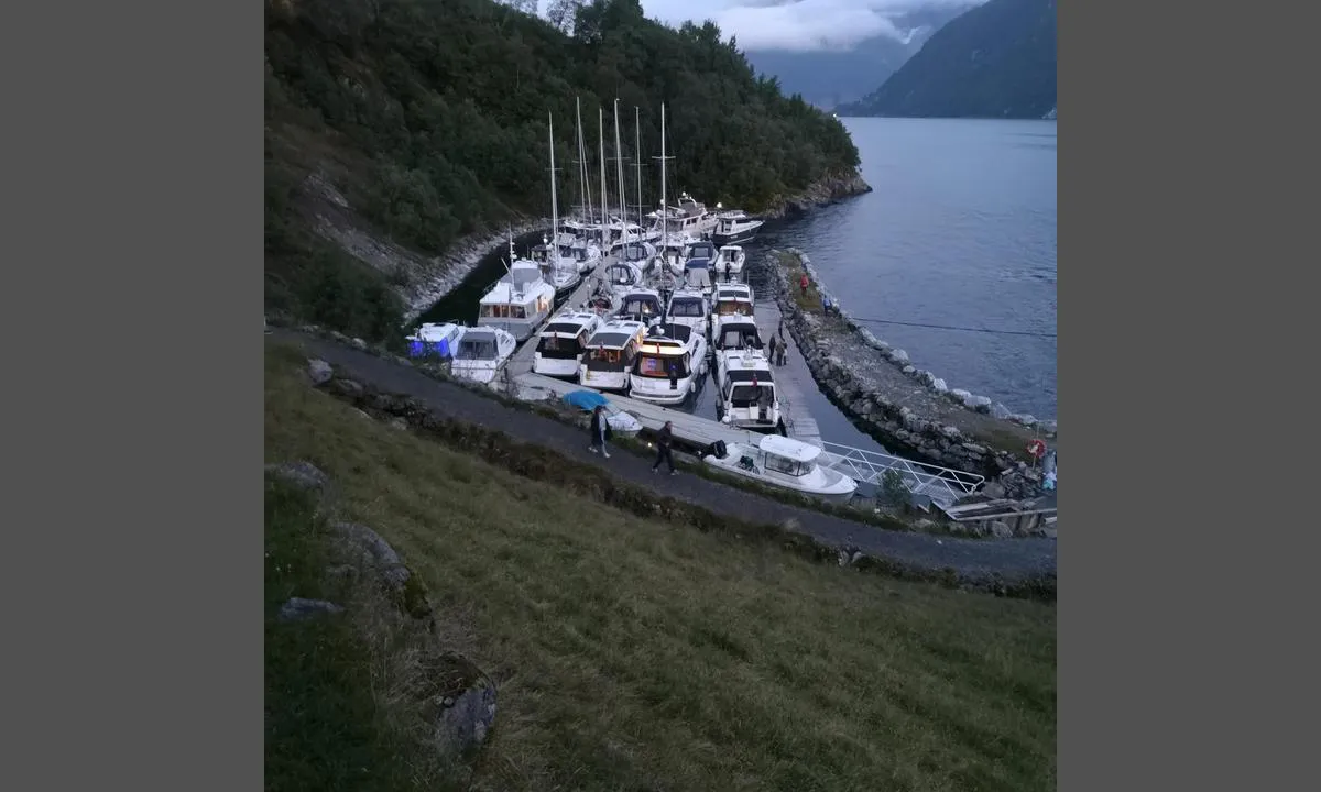 Trandal - Christian Gaard: {"base": "no", "no": "B\u00e5thavna ved Bluesfestivalen 2024.", "se": "B\u00e5thamnen vid Bluesfestivalen 2024.", "en": "The marina at the Blues Festival 2024.", "da": "B\u00e5dhavnen ved Bluesfestivalen 2024."}
