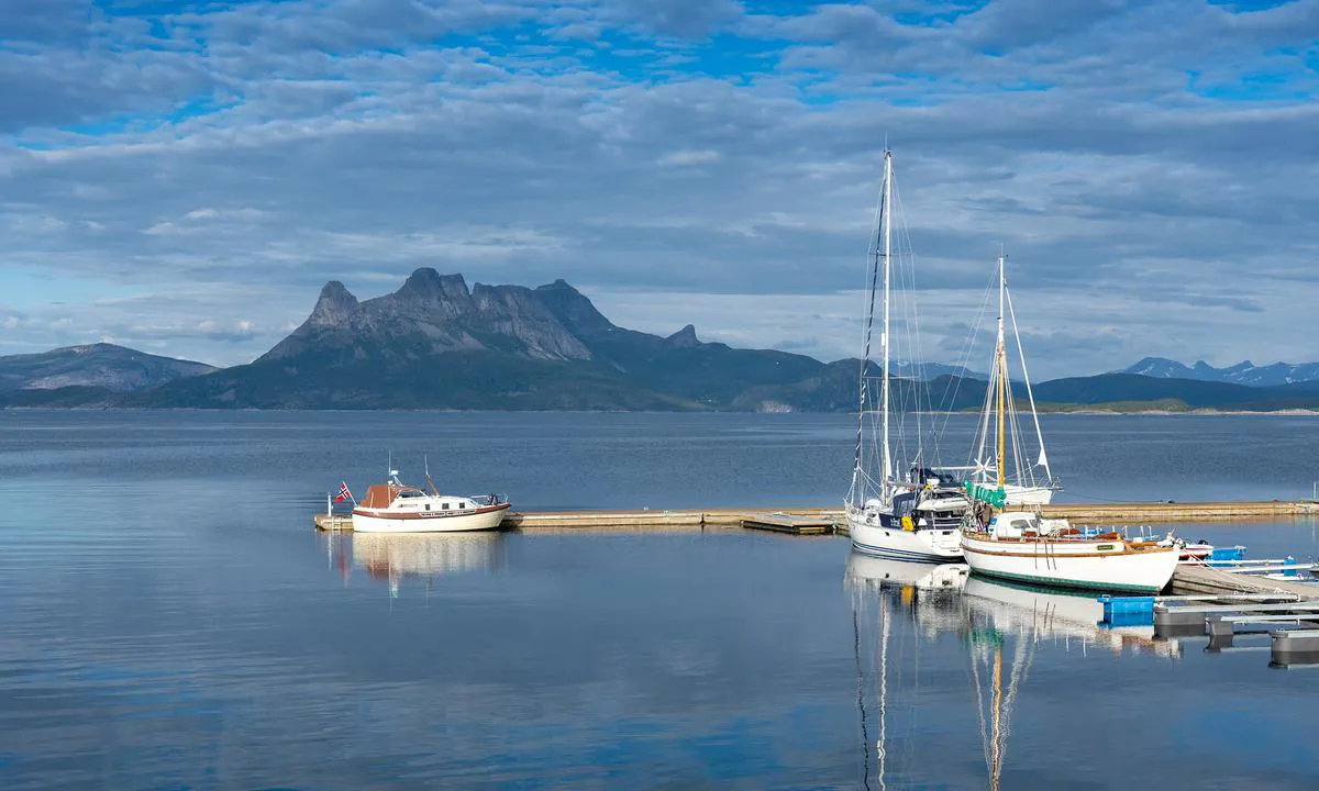 Tranøy Gjestehavn - Hamarøy: {"base": "no", "no": "Flott gjestehavn, spesielt n\u00e5r v\u00e6ret er bra. Spisested ovenfor bryggen. Mange kunstverk \u00e5 oppleve p\u00e5 Tran\u00f8y. Fint \u00e5 g\u00e5 tur til Tran\u00f8y fyr.", "se": "Fin g\u00e4sthamn, s\u00e4rskilt n\u00e4r v\u00e4dret \u00e4r bra. Matst\u00e4lle ovanf\u00f6r bryggan. M\u00e5nga konstverk att uppleva p\u00e5 Tran\u00f8y. Trevligt att promenera till Tran\u00f8y fyr.", "en": "Great guest harbour, especially when the weather is good. Eatery above the pier. Many artworks to experience at Tran\u00f8y. Nice to walk to Tran\u00f8y lighthouse.", "da": "Fantastisk g\u00e6stehavn, is\u00e6r n\u00e5r vejret er godt. Spisested ovenfor kajen. Mange kunstv\u00e6rker at opleve p\u00e5 Tran\u00f8y. Dejligt at g\u00e5 tur til Tran\u00f8y fyr."}