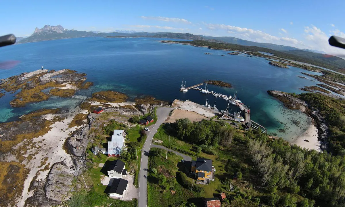 Tranøy Gjestehavn - Hamarøy: {"base": "en", "no": "Et veldig fint sted, vakker kunst utstilt i milj\u00f8et utenfor og inne. Selv n\u00e5r du n\u00e6rmer deg fra sj\u00f8en, kan du se maleriene invitere deg. Fiskesuppen i fyret, en fin spasertur forresten, er veldig god. Ett av v\u00e5re faste stopp er her.", "se": "En mycket trevlig plats, vacker konst utst\u00e4lld i milj\u00f6n b\u00e5de utomhus och inomhus. \u00c4ven n\u00e4r man n\u00e4rmar sig fr\u00e5n havet kan man se m\u00e5lningarna som bjuder in. Fisksoppan i fyren, en trevlig promenad f\u00f6rresten, \u00e4r mycket bra. Ett av v\u00e5ra regelbundna stopp \u00e4r h\u00e4r.", "en": "A very nice place, beautiful art exhibited in the environment outside and inside. Even when approaching from sea you can see the paintings inviting you. The fish soup in the light house, nice walk by the way, is very good. One of our regular stops is here.", "da": "Et meget dejligt sted, smuk kunst udstillet i omgivelserne b\u00e5de udenfor og indenfor. Selv n\u00e5r man n\u00e6rmer sig fra s\u00f8siden, kan man se malerierne, der inviterer \u00e9n. Fisksuppen i fyret, en dejlig g\u00e5tur i \u00f8vrigt, er meget god. Et af vores faste stop er her."}