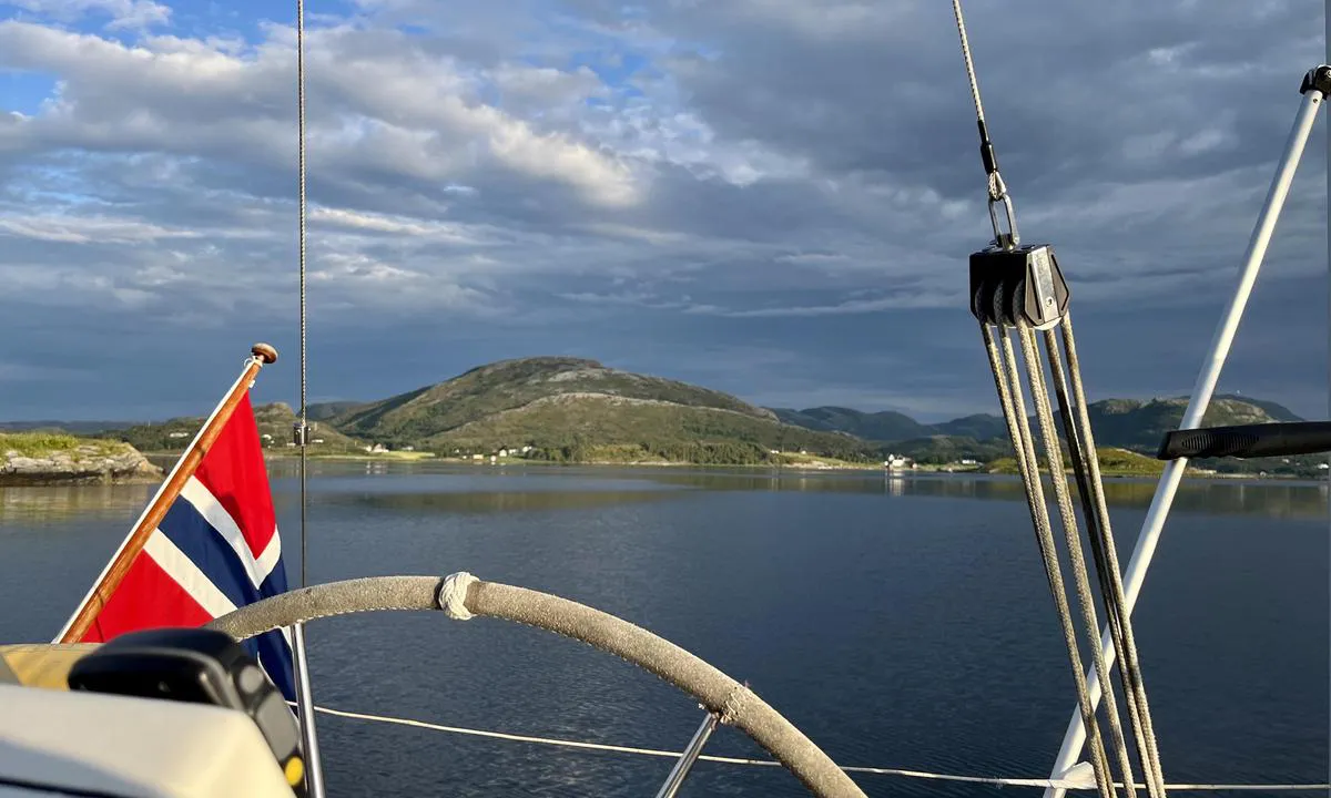 Tranøya - Vallersund: {"base": "no", "no": "Sundet sett mot s\u00f8r\u00f8st", "se": "Sundet sett mot sydost", "en": "The strait viewed towards southeast", "da": "Sundet set mod syd\u00f8st"}