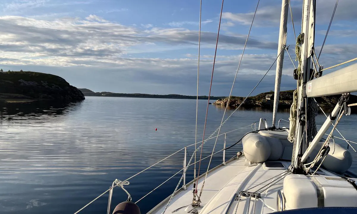 Tranøya - Vallersund: {"base": "no", "no": "Sundet sett mot nord", "se": "Sundet sett mot norr", "en": "The strait seen towards the north", "da": "Sundet set mod nord"}