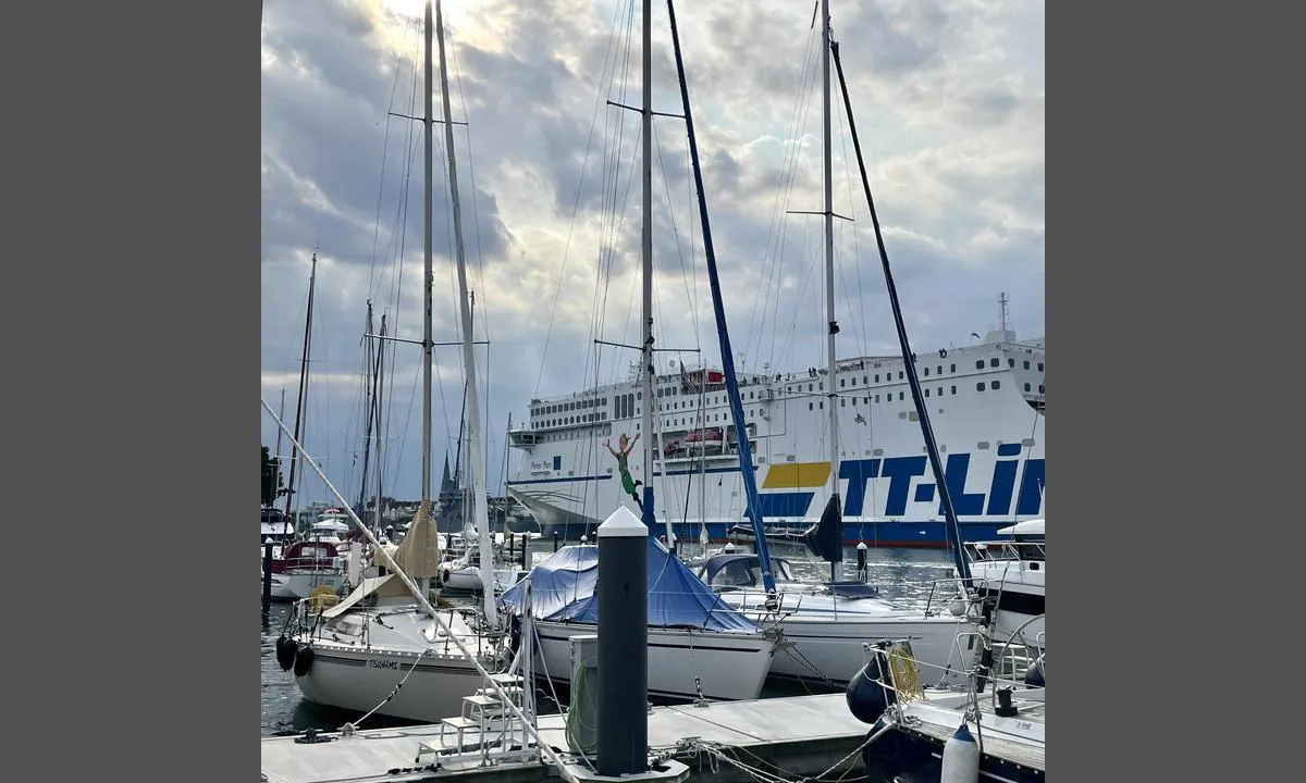 Travemünde Priwall: {"base": "se", "no": "N\u00e6r til hovedleden. Mange b\u00e5ter \u00e5 se p\u00e5. :)", "se": "N\u00e4ra till stora farleden. M\u00e5nga b\u00e5tar att titta p\u00e5. :)", "en": "Close to the main shipping lane. Many boats to watch. :)", "da": "N\u00e6r ved den store sejlrende. Mange b\u00e5de at kigge p\u00e5. :)", "fr": "Proche de la grande voie de navigation. Beaucoup de bateaux \u00e0 regarder. :)", "de": "Nah an der gro\u00dfen Seeschifffahrtsstra\u00dfe. Viele Boote zum Anschauen. :)", "es": "Cerca de la gran ruta de navegaci\u00f3n. Muchos barcos que observar. :)", "it": "Vicino alla grande rotta di navigazione. Molte barche da guardare. :)", "pt": "Perto da grande via naveg\u00e1vel. Muitos barcos para observar. :)", "nl": "Dicht bij de grote vaarroute. Veel boten om naar te kijken. :)", "pl": "Blisko g\u0142\u00f3wnej drogi wodnej. Du\u017co \u0142odzi do ogl\u0105dania. :)", "uk": "\u041f\u043e\u0440\u0443\u0447 \u0437 \u0433\u043e\u043b\u043e\u0432\u043d\u0438\u043c \u0441\u0443\u0434\u043d\u043e\u043f\u043b\u0430\u0432\u043d\u0438\u043c \u0448\u043b\u044f\u0445\u043e\u043c. \u0411\u0430\u0433\u0430\u0442\u043e \u0447\u043e\u0432\u043d\u0456\u0432 \u0434\u043b\u044f \u043f\u0435\u0440\u0435\u0433\u043b\u044f\u0434\u0443. :)", "ro": "Aproape de marile rute de naviga\u021bie. Multe b\u0103rci de privit. :)", "tr": "B\u00fcy\u00fck deniz yoluna yak\u0131n. \u0130zlenecek bir\u00e7ok tekne var. :)", "el": "\u039a\u03bf\u03bd\u03c4\u03ac \u03c3\u03c4\u03b7 \u03bc\u03b5\u03b3\u03ac\u03bb\u03b7 \u03b8\u03b1\u03bb\u03ac\u03c3\u03c3\u03b9\u03b1 \u03bf\u03b4\u03cc. \u03a0\u03bf\u03bb\u03bb\u03ac \u03c3\u03ba\u03ac\u03c6\u03b7 \u03b3\u03b9\u03b1 \u03bd\u03b1 \u03c0\u03b1\u03c1\u03b1\u03ba\u03bf\u03bb\u03bf\u03c5\u03b8\u03ae\u03c3\u03b5\u03c4\u03b5. :)", "cs": "Bl\u00edzko k hlavn\u00ed plavebn\u00ed dr\u00e1ze. Hodn\u011b lod\u00ed na pozorov\u00e1n\u00ed. :)", "hu": "K\u00f6zel a nagy haj\u00f3z\u00e1si \u00fatvonalhoz. Sok haj\u00f3t lehet n\u00e9zni. :)", "fi": "L\u00e4hell\u00e4 suurta laivav\u00e4yl\u00e4\u00e4. Paljon veneit\u00e4 katsottavaksi. :)", "bg": "\u0411\u043b\u0438\u0437\u043e \u0434\u043e \u0433\u043e\u043b\u0435\u043c\u0438\u044f \u0444\u0430\u0440\u0432\u0430\u0442\u0435\u0440. \u041c\u043d\u043e\u0433\u043e \u043b\u043e\u0434\u043a\u0438 \u0437\u0430 \u0433\u043b\u0435\u0434\u0430\u043d\u0435. :)", "sr": "Blizu velike plovne rute. Mnogo brodova za gledanje. :)", "et": "L\u00e4hedal suurele laevateele. Palju paate vaadata. :)", "lv": "Tuvu lielajam ku\u0123u ce\u013cam. Daudz laivu, uz kur\u0101m skat\u012bties. :)", "lt": "Netoli did\u017eiojo laivybos kanalo. Daug laiv\u0173, kuriuos galite steb\u0117ti. :)"}