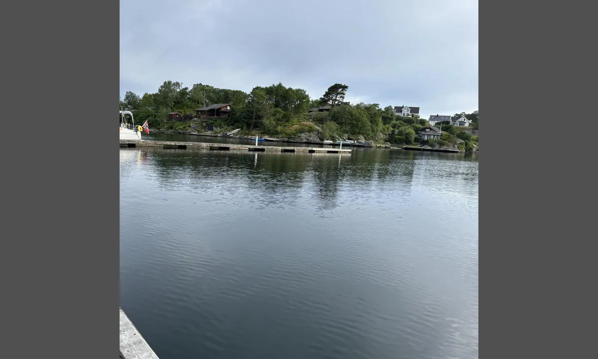 Tregde Marina: {"base": "no", "no": "Gjestebrygge. Motorb\u00e5ter kan trolig og ligge inn mot trebryggen, men her er det ikke str\u00f8m", "se": "G\u00e4stbrygga. Motorb\u00e5tar kan troligen ocks\u00e5 ligga vid tr\u00e4bryggan, men h\u00e4r finns det ingen str\u00f6m", "en": "Guest pier. Motorboats can probably also dock against the wooden pier, but there is no electricity here.", "da": "G\u00e6stebro. Motorb\u00e5de kan sandsynligvis ogs\u00e5 fort\u00f8je ved tr\u00e6broen, men her er der ingen str\u00f8m"}