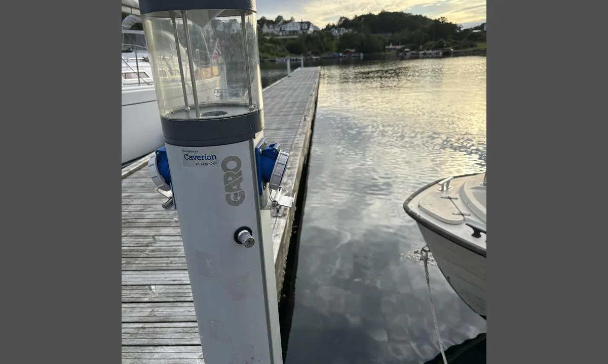 Tregde Marina: {"base": "no", "no": "Gjestebrygge med god dybde, seilb\u00e5ter kan v\u00e6re litt obs p\u00e5 ankerliner med liten vinkel p\u00e5 hj\u00f8rnene.", "se": "G\u00e4stbrygga med bra djup, segelb\u00e5tar b\u00f6r vara lite f\u00f6rsiktiga med ankarlinor med l\u00e5g vinkel vid h\u00f6rnen.", "en": "Guest dock with good depth, sailboats should be a bit cautious of anchor lines with a small angle on the corners.", "da": "G\u00e6stebro med god dybde, sejlskibe skal v\u00e6re lidt opm\u00e6rksomme p\u00e5 ankerliner med lille vinkel p\u00e5 hj\u00f8rnerne."}