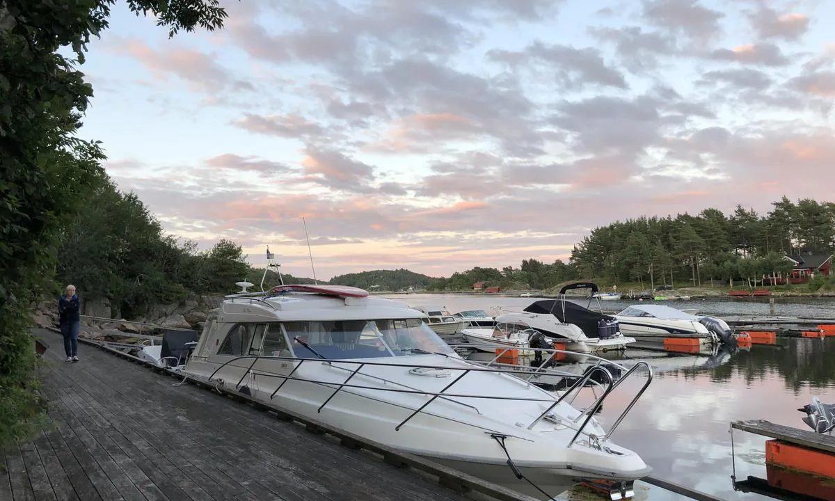 Tregde Marina: {"base": "no", "no": "Ligger her ved trappa som g\u00e5r opp til overgangen over veien.\r\nToalett- og dusjanlegg oppe i parkeringshuset.", "se": "Ligger h\u00e4r vid trappan som g\u00e5r upp till \u00f6verg\u00e5ngen \u00f6ver v\u00e4gen. Toalett- och duschfaciliteter uppe i parkeringshuset.", "en": "Located here by the stairs that lead up to the overpass across the road.<br>Toilet and shower facilities up in the parking garage.", "da": "Ligger her ved trappen som g\u00e5r op til overgangen over vejen. Toilet- og badefaciliteter oppe i parkeringshuset."}
