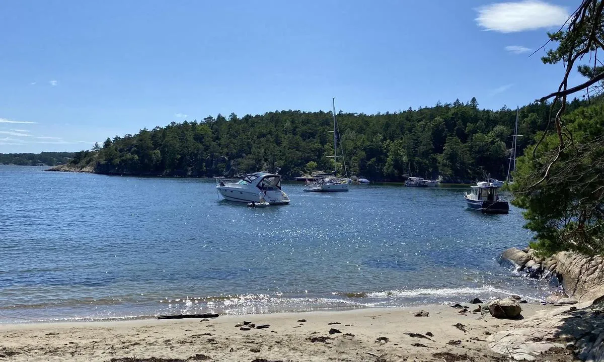 Tresvika: {"base": "no", "no": "Bildet er tatt fra den lille stranda.", "se": "Bilden \u00e4r tagen fr\u00e5n den lilla stranden.", "en": "The picture is taken from the small beach.", "da": "Billedet er taget fra den lille strand."}