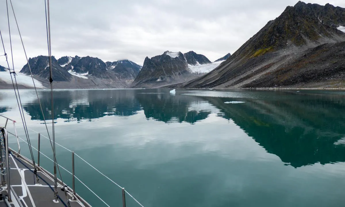 {"base": "en", "no": "Waggon way breen kan ikke lenger sees fra Trinityhamna", "se": "Vagnv\u00e4g Breen kan inte l\u00e4ngre ses fr\u00e5n Trinityhamna", "en": "Waggon way breen can no longer be seen from trinityhamna", "da": "Waggon way breen kan ikke l\u00e6ngere ses fra Trinityhamna"}