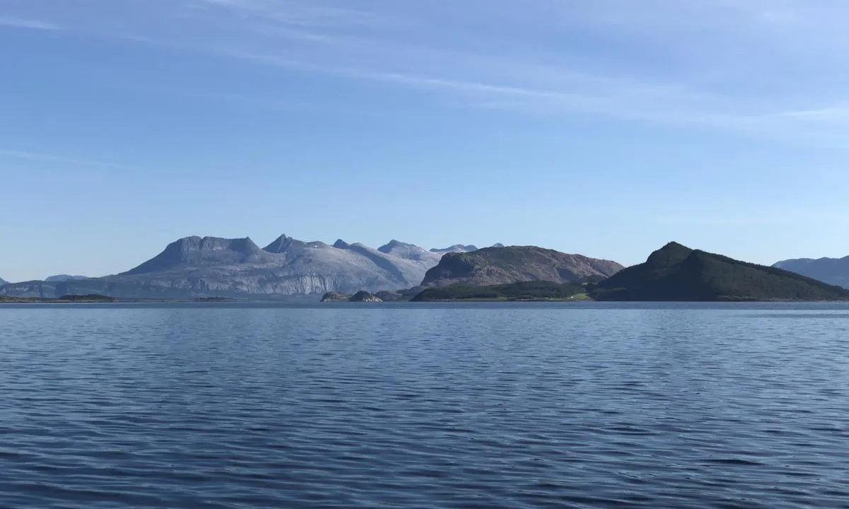 {"base": "no", "no": "N\u00e5r du kommer sydfra har du De Syv S\u00f8stre i bakgrunnen p\u00e5 vei inn mot Tro. Ankringsplassen ligger nedenfor de m\u00f8rke og skogkledde toppene n\u00e6rmest og til h\u00f8yre i bildet", "se": "N\u00e4r du kommer s\u00f6derifr\u00e5n har du De Sju Systrarna i bakgrunden p\u00e5 v\u00e4g in mot Tro. Ankringsplatsen ligger nedanf\u00f6r de m\u00f6rka och skogskl\u00e4dda topparna n\u00e4rmast och till h\u00f6ger i bilden.", "en": "When approaching from the south, you will have The Seven Sisters in the background as you head towards Tro. The anchorage is located below the dark, forested peaks closest and to the right in the picture.", "da": "N\u00e5r du kommer sydfra har du De Syv S\u00f8stre i baggrunden p\u00e5 vej ind mod Tro. Ankerpladsen ligger nedenfor de m\u00f8rke og skovkl\u00e6dte toppe n\u00e6rmest og til h\u00f8jre p\u00e5 billedet"}
