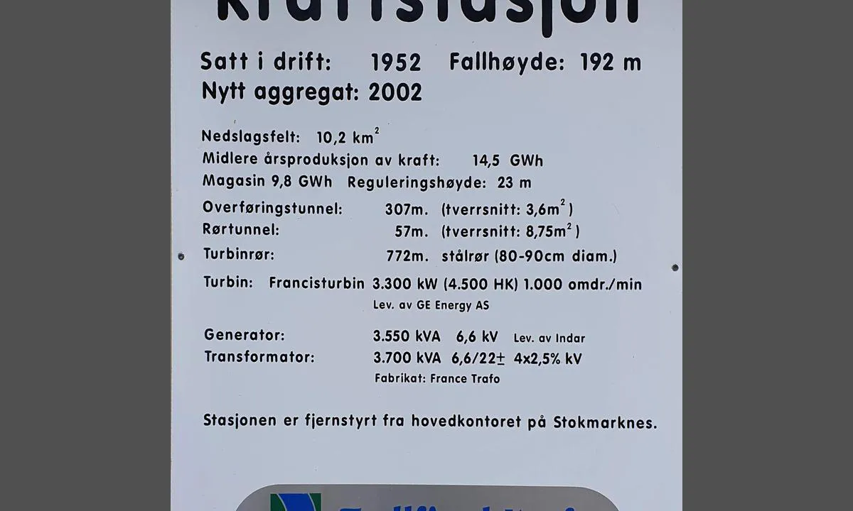 Trollfjorden - Digermulen: {"base": "no", "no": "Plakat om kraftstasjonen.", "se": "Plakat om kraftstationen.", "en": "Poster about the power station.", "da": "Plakat om kraftstationen."}