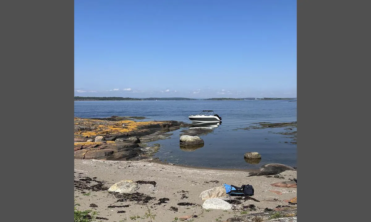 Trollholmen - Duken: {"base": "no", "no": "Flere fine strender; nord, nord\u00f8st og s\u00f8r\u00f8st. Pass p\u00e5 Selskj\u00e6rene og grunne mot nord. St\u00f8rre b\u00e5ter b\u00f8r g\u00e5 inn fra nordvest da det er langgrunt mot nord. Teltmuligheter og b\u00e5lplasser.", "se": "Flera fina str\u00e4nder; norr, nordost och sydost. Se upp f\u00f6r Sj\u00e4lsk\u00e4ren och grunden mot norr. St\u00f6rre b\u00e5tar b\u00f6r g\u00e5 in fr\u00e5n nordv\u00e4st d\u00e5 det \u00e4r l\u00e5nggrunt mot norr. T\u00e4ltm\u00f6jligheter och eldst\u00e4der.", "en": "Several nice beaches; north, northeast, and southeast. Watch out for Selskj\u00e6rene and the shallow area to the north. Larger boats should approach from the northwest as it is shallow to the north. Tent opportunities and bonfire spots.", "da": "Flere fine strande; nord, nord\u00f8st og syd\u00f8st. Pas p\u00e5 S\u00e6lsk\u00e6rene og lavvande mod nord. St\u00f8rre b\u00e5de b\u00f8r g\u00e5 ind fra nordvest, da det er lavvandet mod nord. Teltmuligheder og b\u00e5lpladser."}
