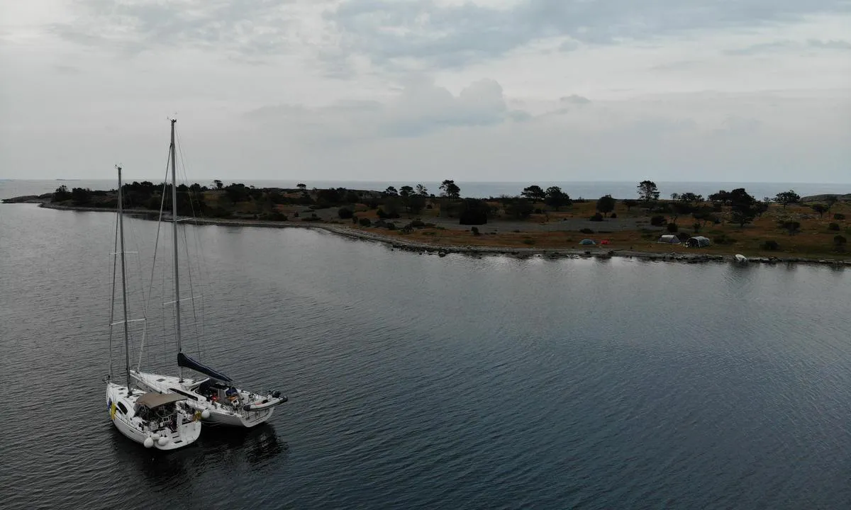 Tromlingene: {"base": "no", "no": "Dronefoto mot nordaust fr\u00e5 2019", "se": "Dr\u00f6narfoto mot nordost fr\u00e5n 2019", "en": "Drone photo towards northeast from 2019", "da": "Dronefoto mod nord\u00f8st fra 2019"}