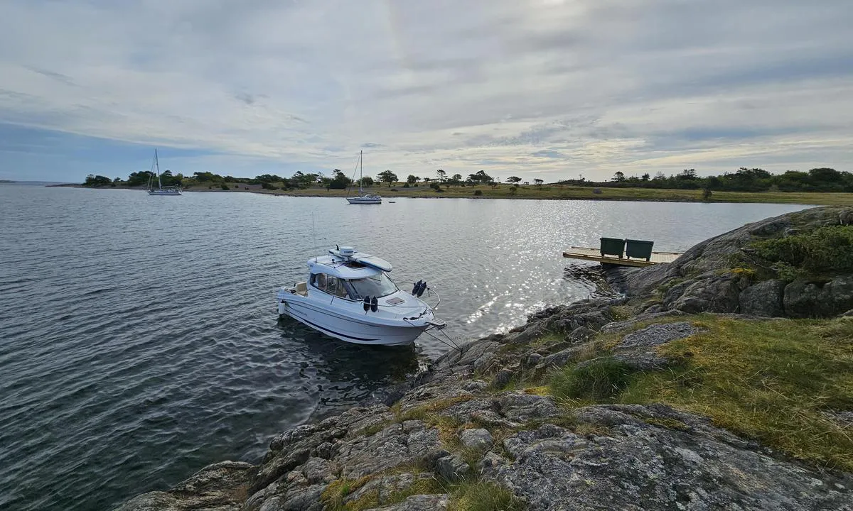 Tromlingene: {"base": "no", "no": "4 bolter i fjellet. Fin ankerbunn for seilb\u00e5ter", "se": "4 bultar i berget. Fin ankarbotten f\u00f6r segelb\u00e5tar", "en": "4 bolts in the rock. Good anchoring bottom for sailboats", "da": "4 bolte i klippen. God ankerbund for sejlb\u00e5de"}