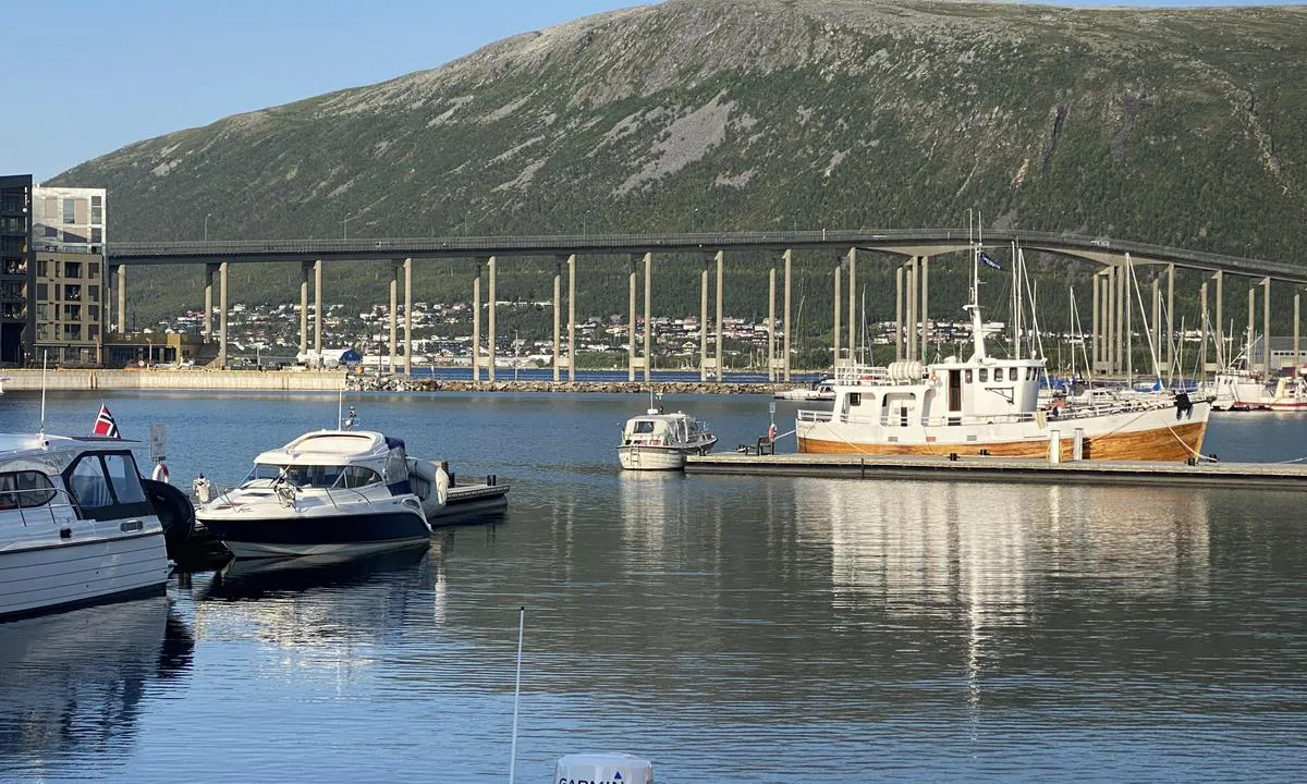 Tromsø: {"base": "no", "no": "Nydeli utsikt mot tromsebrua :)", "se": "Fin utsikt mot Troms\u00f6bron :)", "en": "Beautiful view towards the Troms\u00f8 Bridge :)", "da": "Nydelig udsigt mod Troms\u00f8broen :)"}