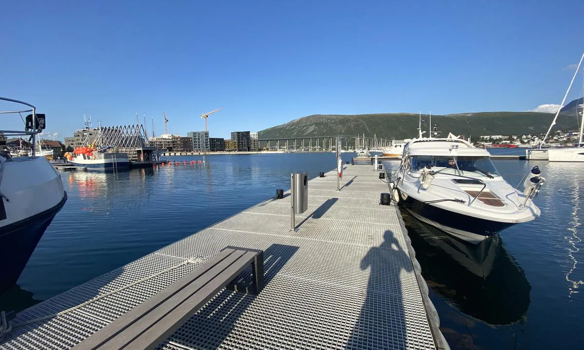 Tromsø: {"base": "no", "no": "Fint kai anlegg!", "se": "Fint kajanl\u00e4ggning!", "en": "Nice quay facilities!", "da": "Fint kajanl\u00e6g!"}
