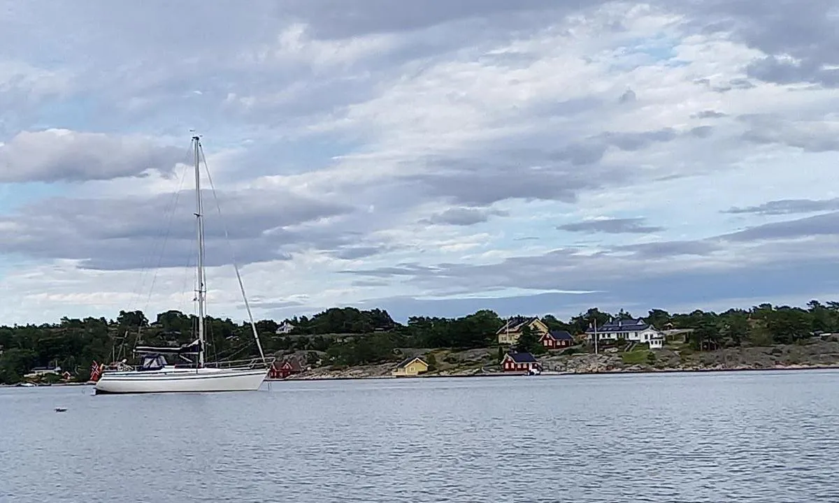 Trosbyfjorden - ved Sjøterrassen: {"base": "no", "no": "God plass og godt ankerfeste.", "se": "Gott om plats och bra ankarf\u00e4ste.", "en": "Good space and good anchorage.", "da": "God plads og godt ankerfeste."}
